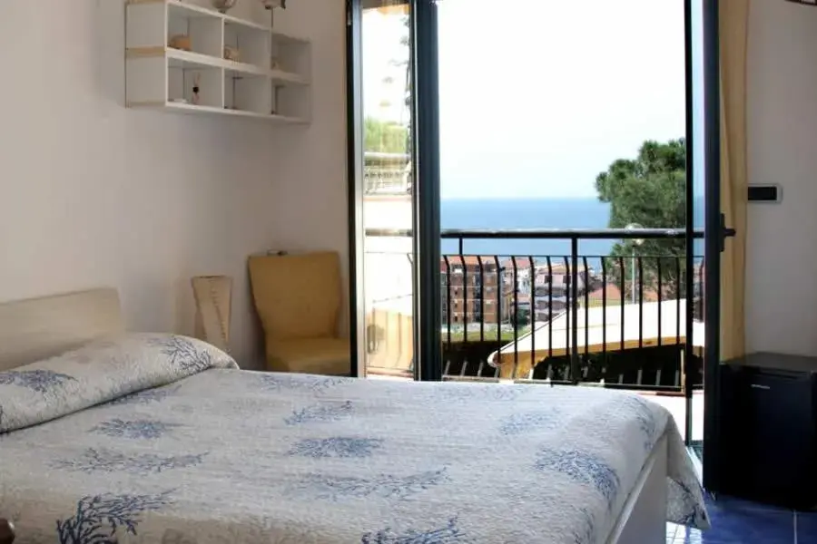 Deluxe Double Room with Sea View in B&B Villa Meridiana Deluxe Double Room with Sea View in B&B Villa Meridiana