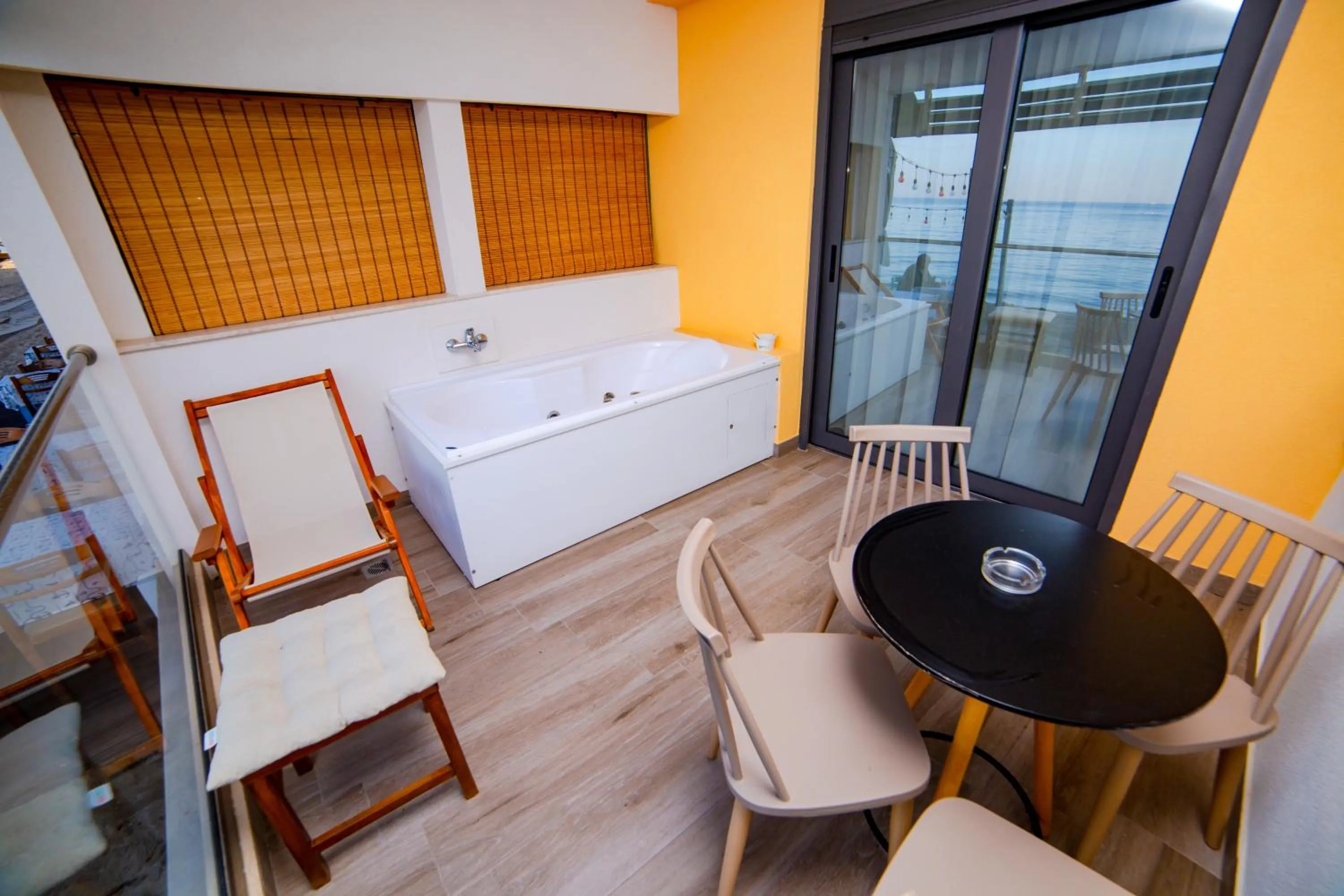 Hot Tub in Hotel Zefyros