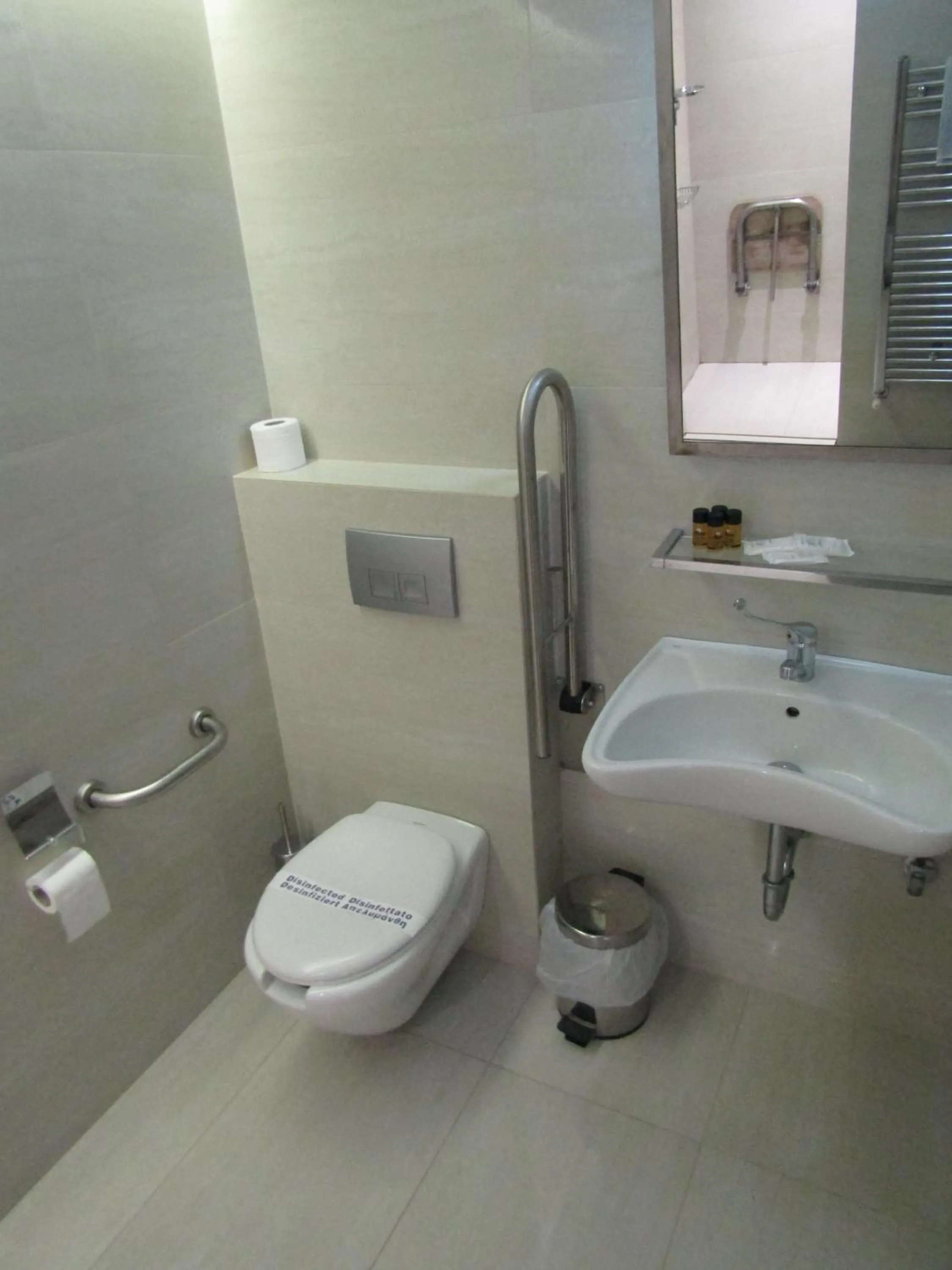 Bathroom in Hotel Zefyros