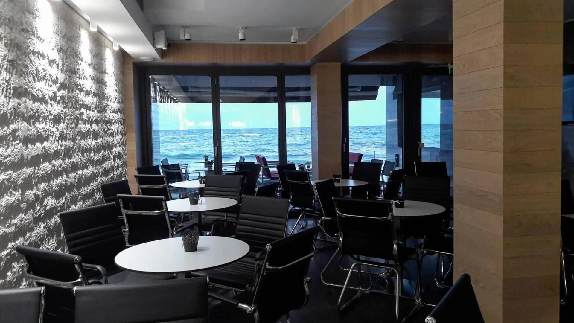 Restaurant/places to eat in Hotel Zefyros