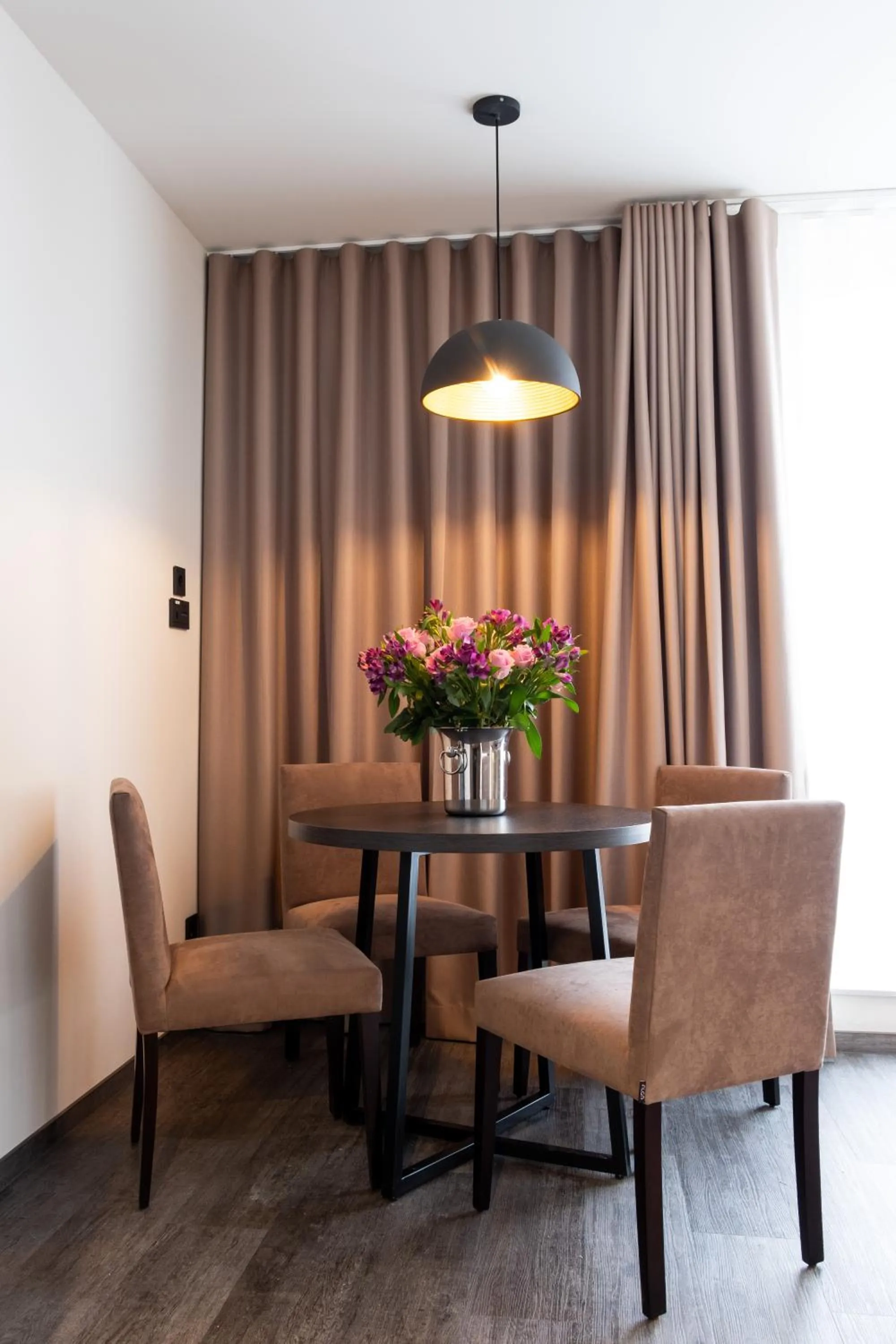 Photo of the whole room in in2 the Boardinghouse