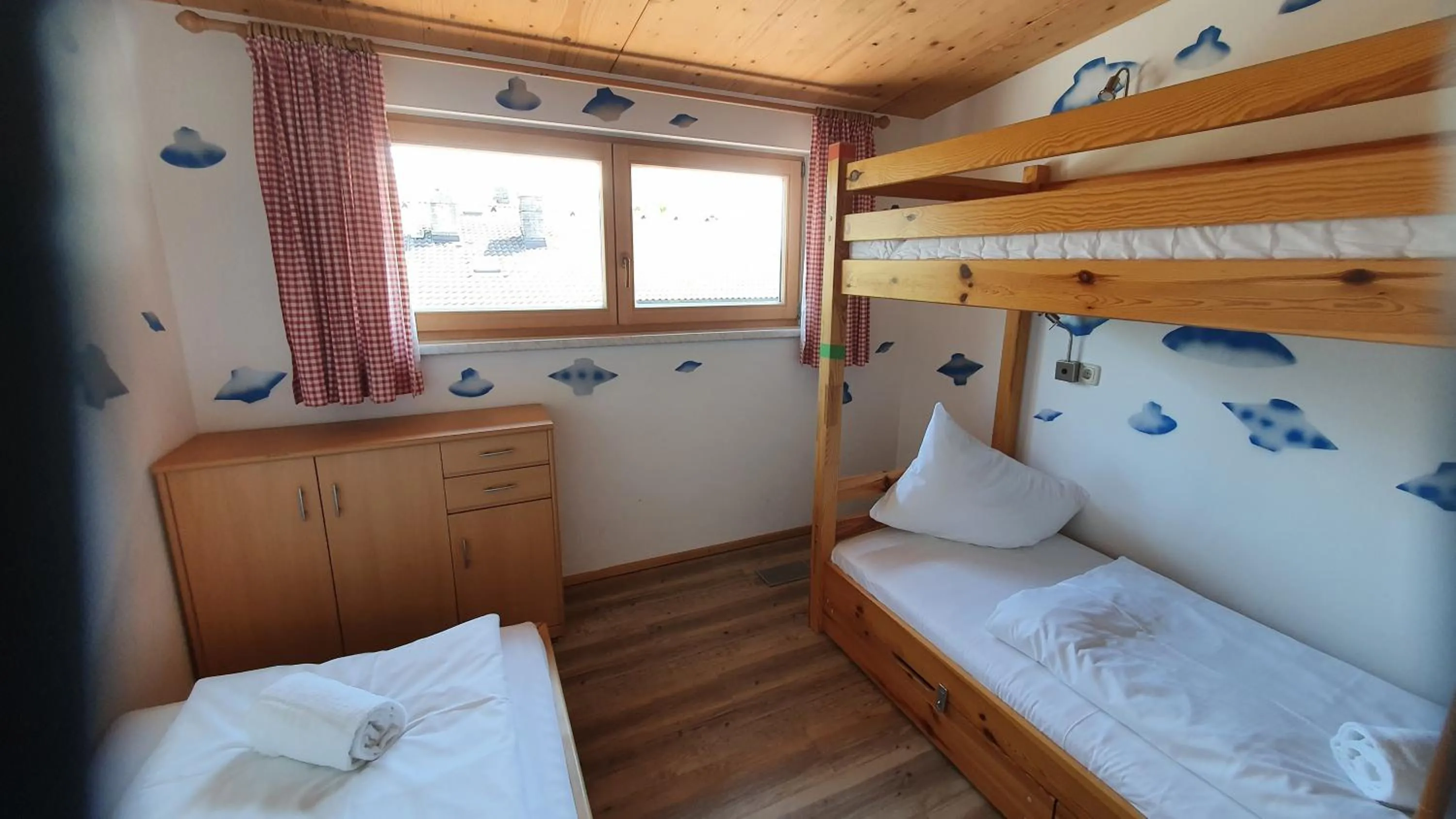 Twin Room with Shared Bathroom - single occupancy in Alpking Hostel