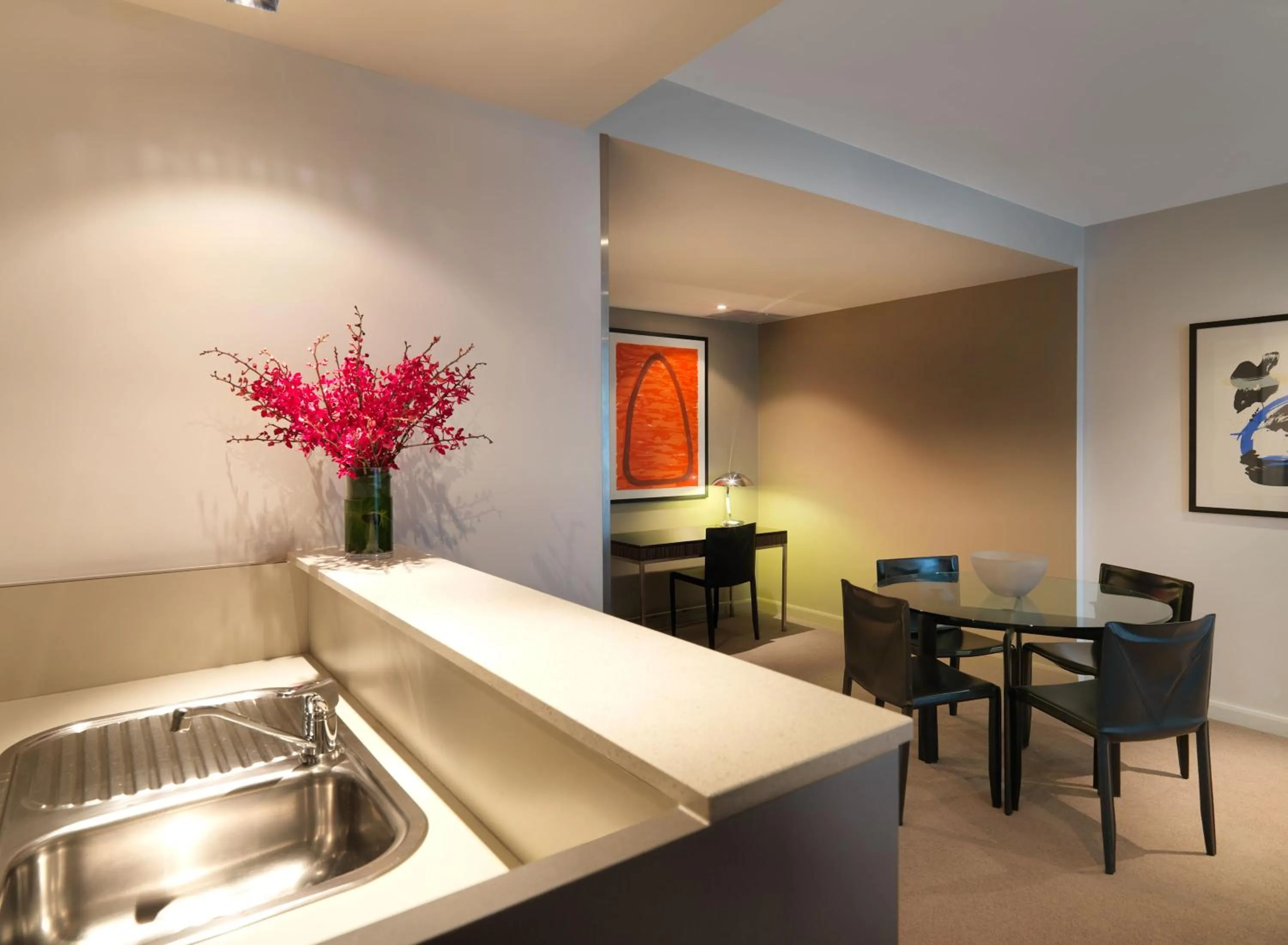 Kitchen or kitchenette in Adina Apartment Hotel Sydney, Darling Harbour