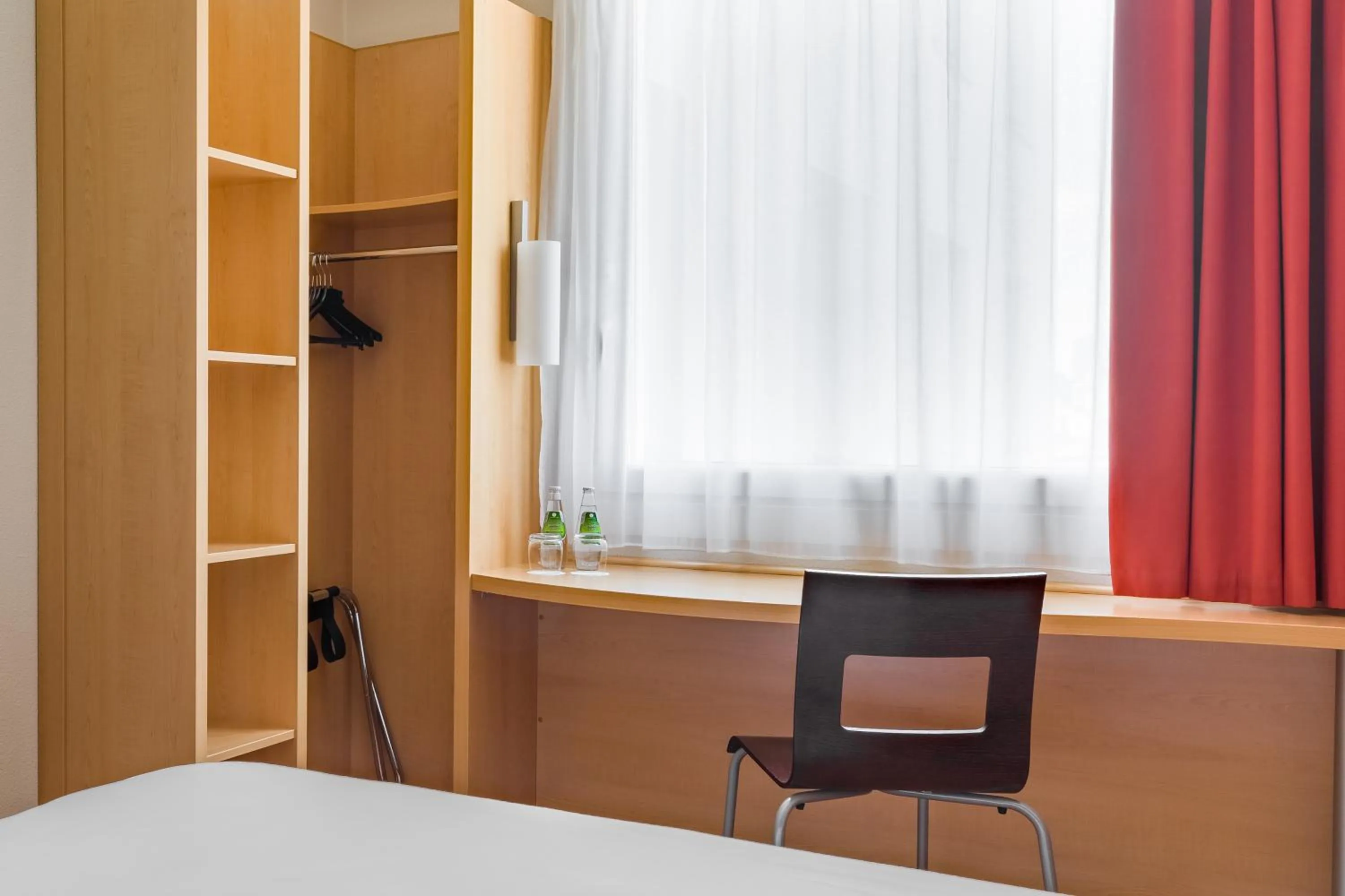 Bedroom in ibis Warszawa West Station