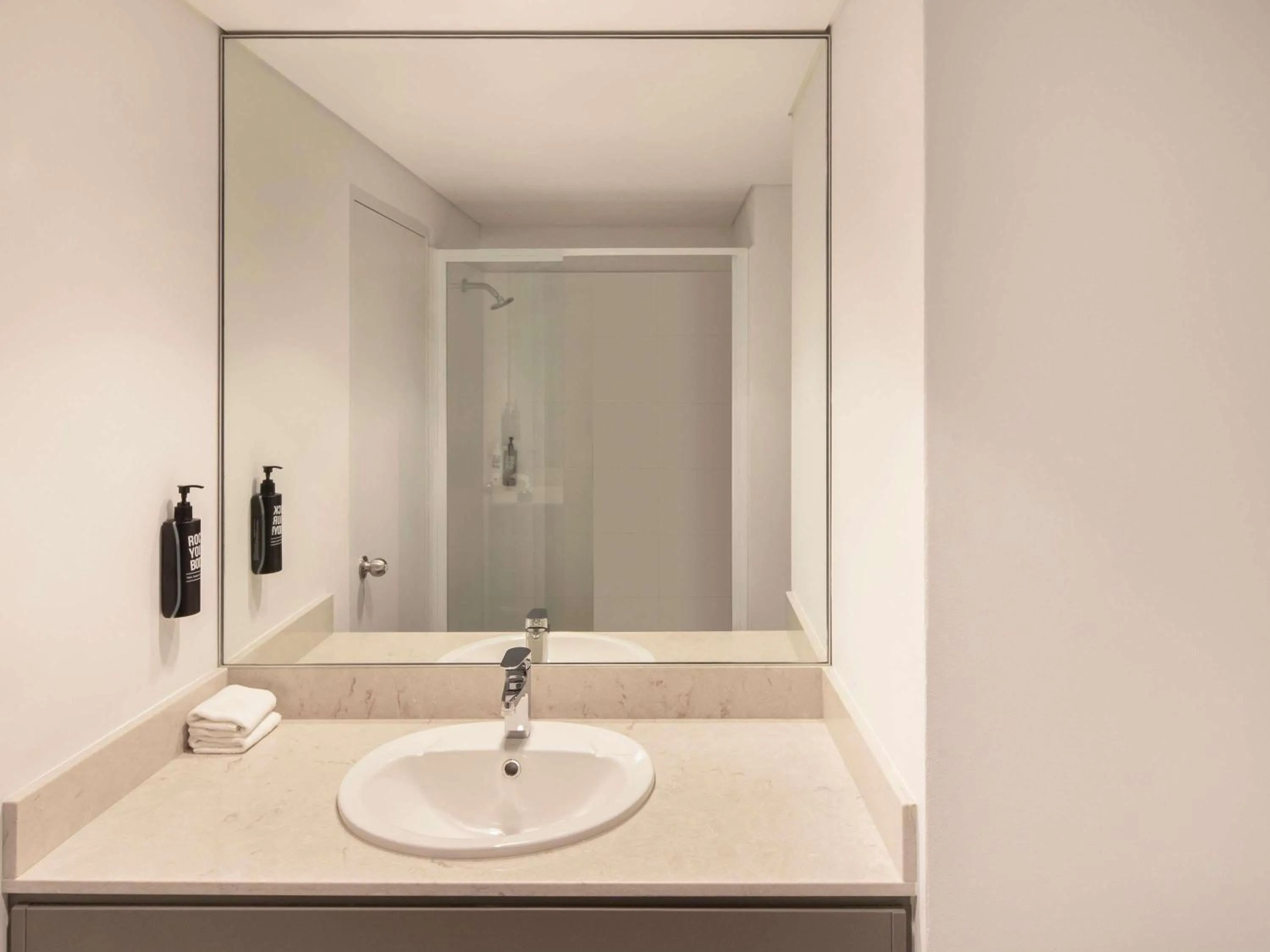 Bedroom in ibis Styles Sydney Central