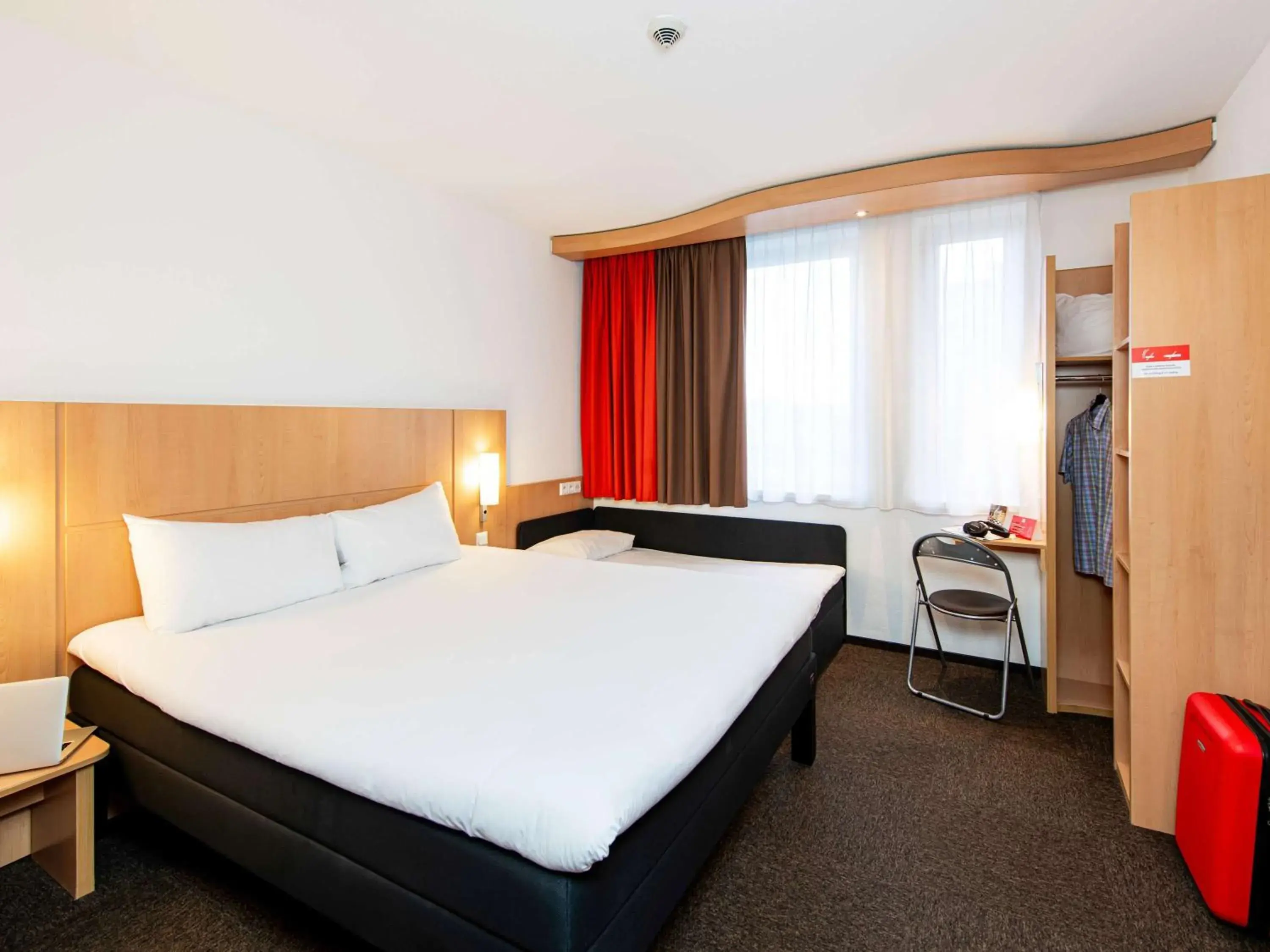Bedroom, Bed in Ibis Kraków Stare Miasto Bedroom, Bed in Ibis Kraków Stare Miasto