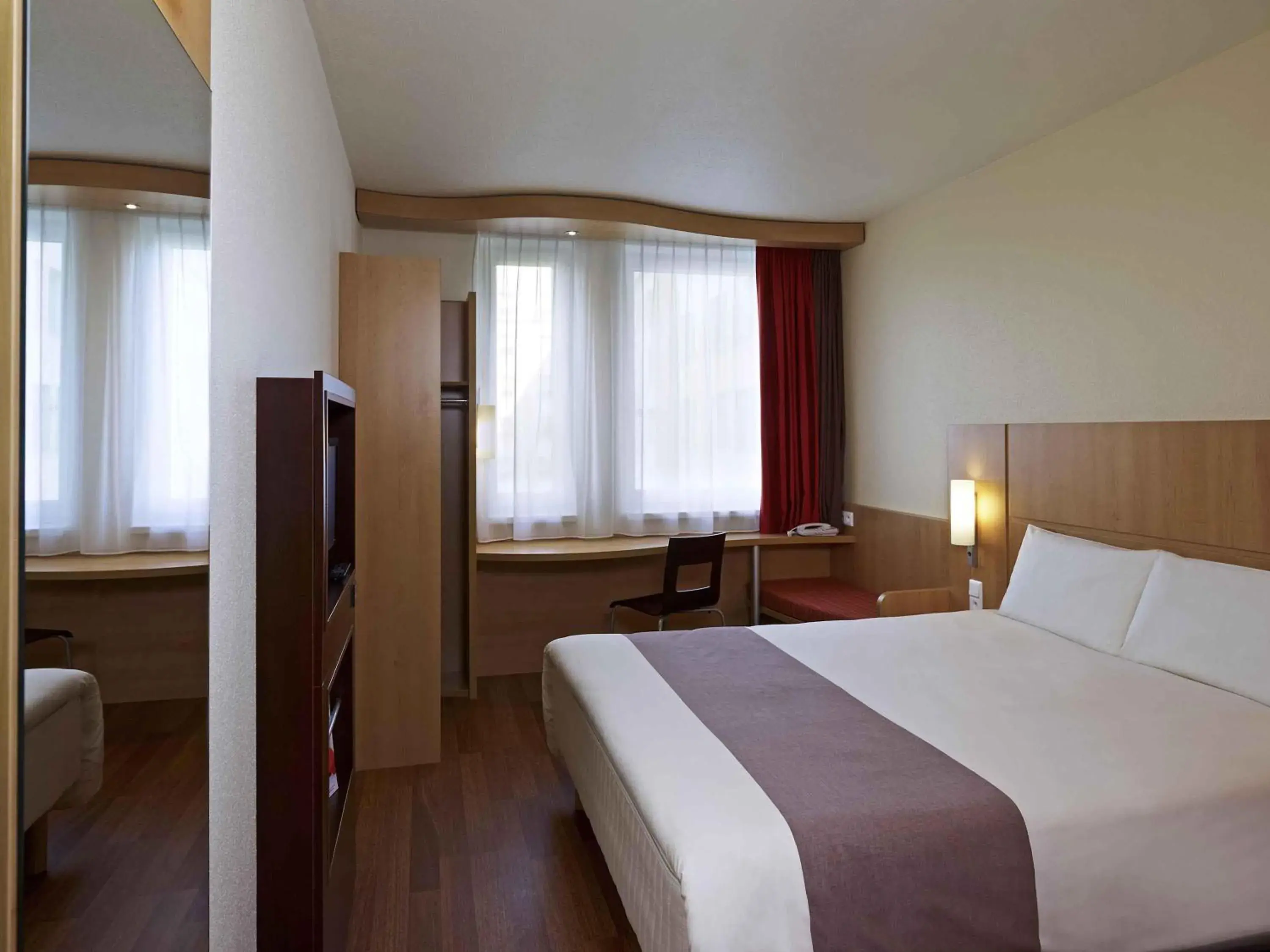 Bedroom, Bed in Ibis Kraków Stare Miasto Bedroom, Bed in Ibis Kraków Stare Miasto
