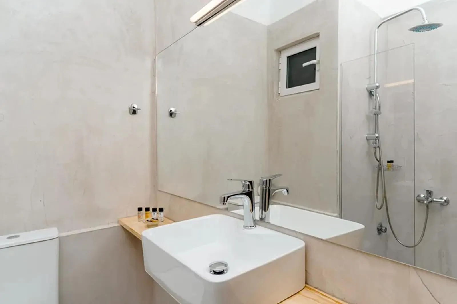 Bathroom in Calamos Beach Family Club