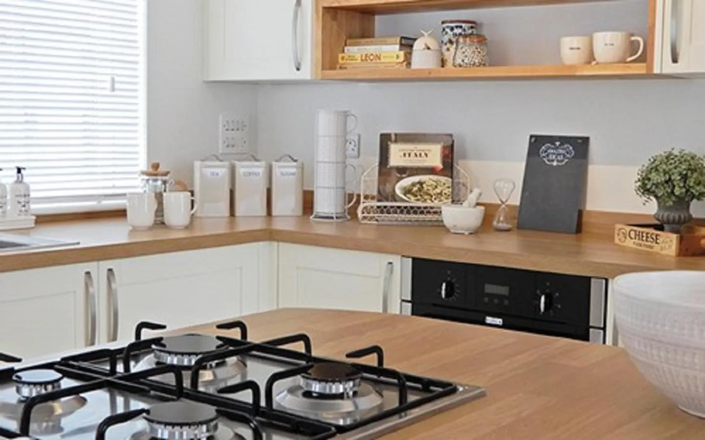 Kitchen or kitchenette in Newperran Holiday Resort