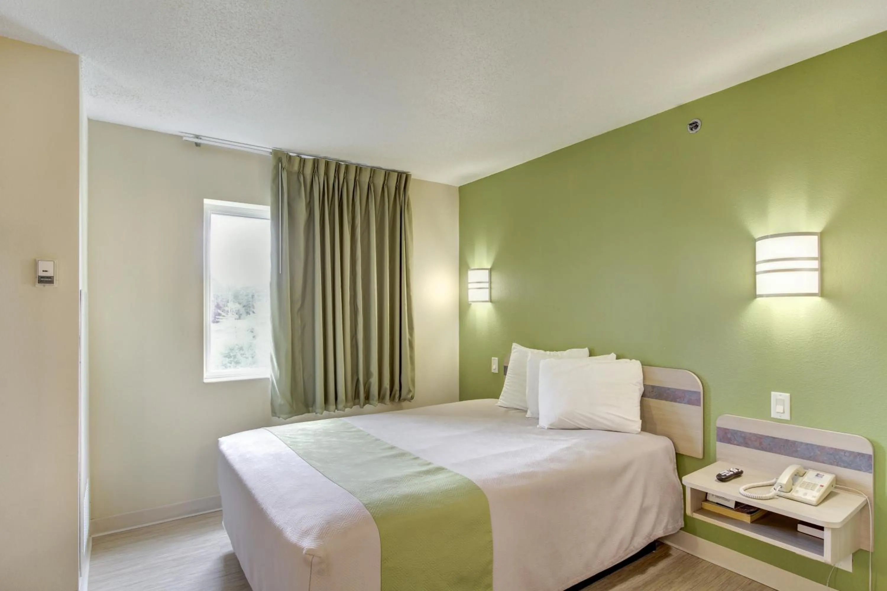 Bedroom, Bed in Motel 6-Medina, OH - Cleveland