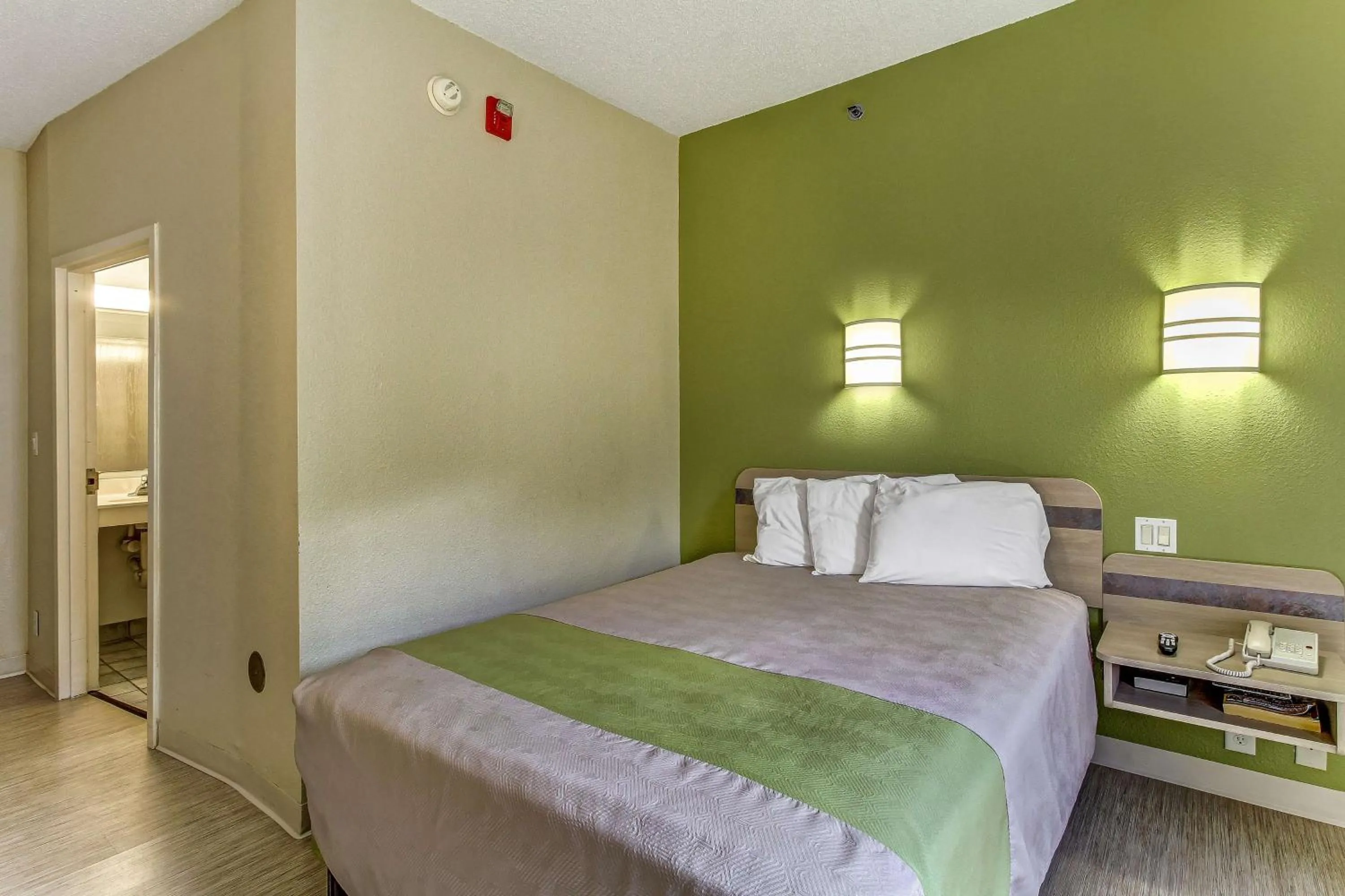 Photo of the whole room, Bed in Motel 6-Medina, OH - Cleveland