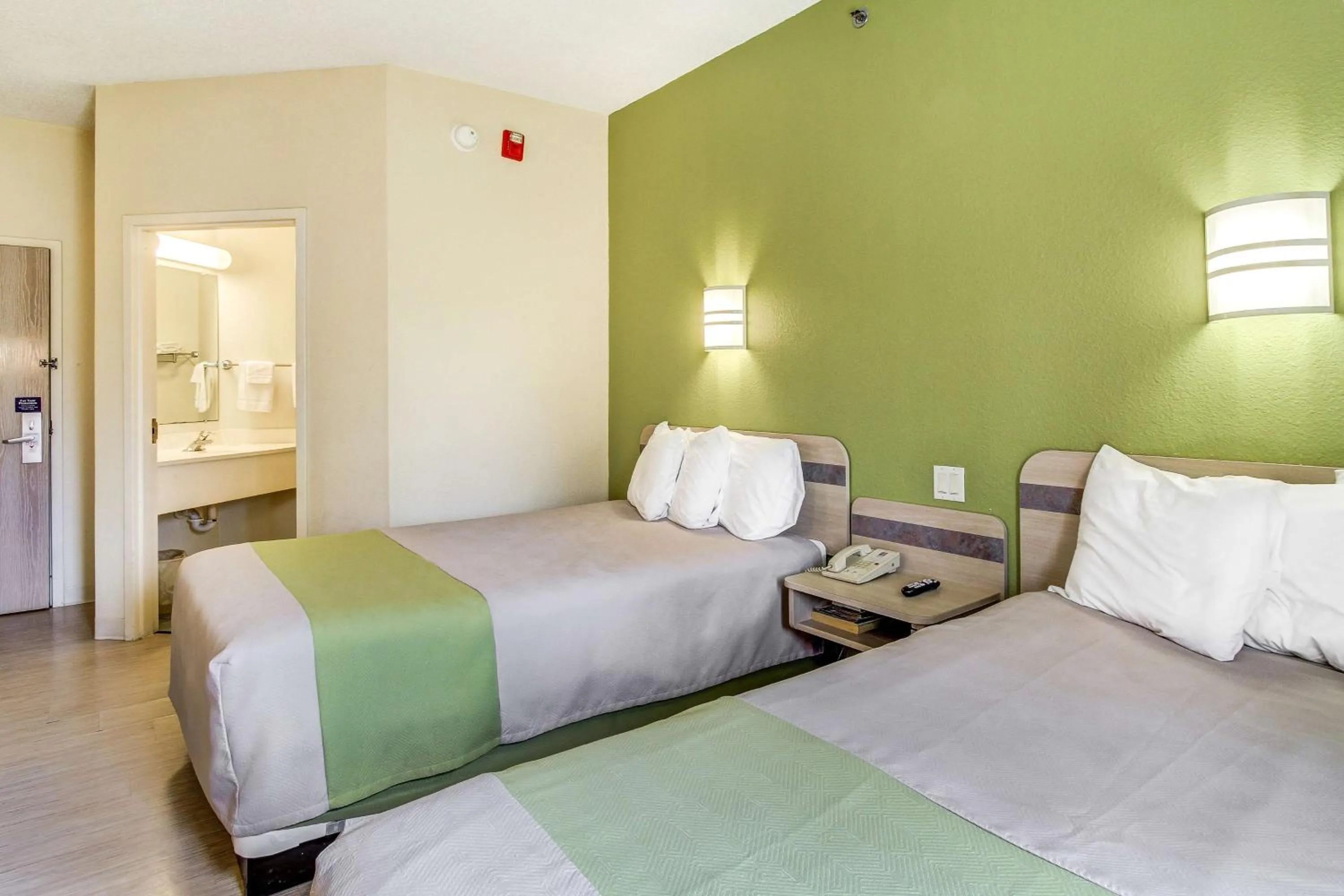 Photo of the whole room, Bed in Motel 6-Medina, OH - Cleveland