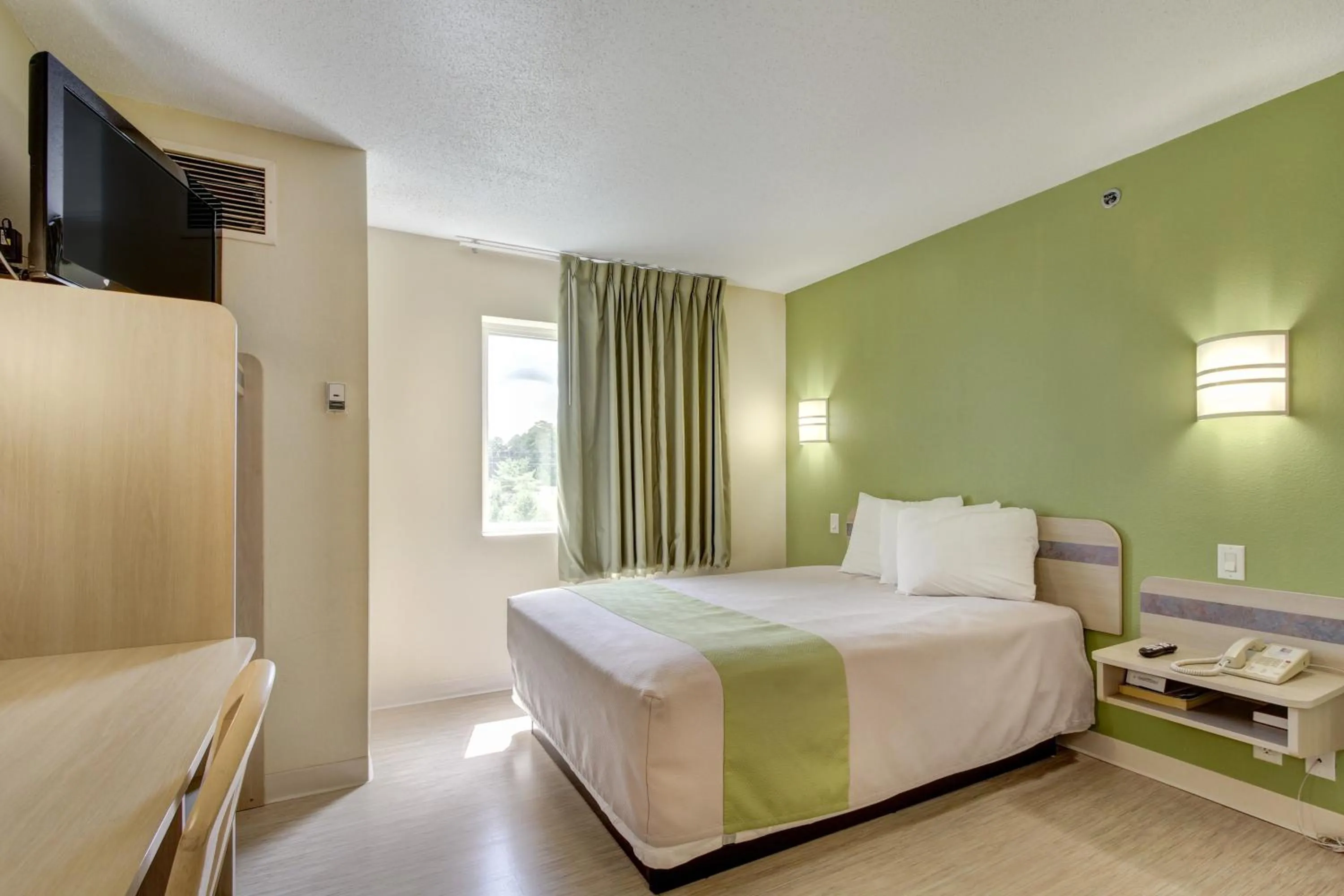 Bedroom, Bed in Motel 6-Medina, OH - Cleveland