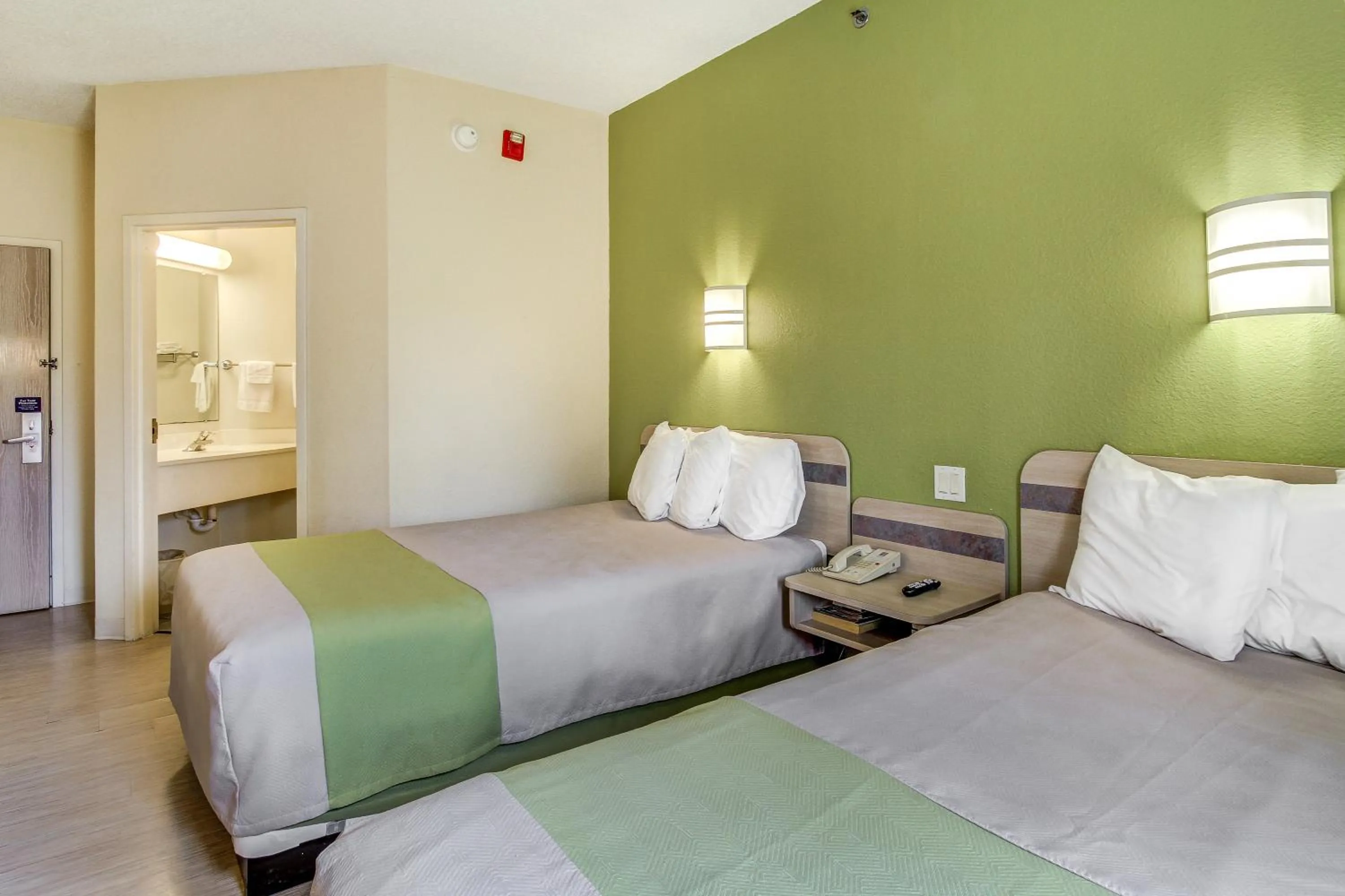 Bedroom, Bed in Motel 6-Medina, OH - Cleveland