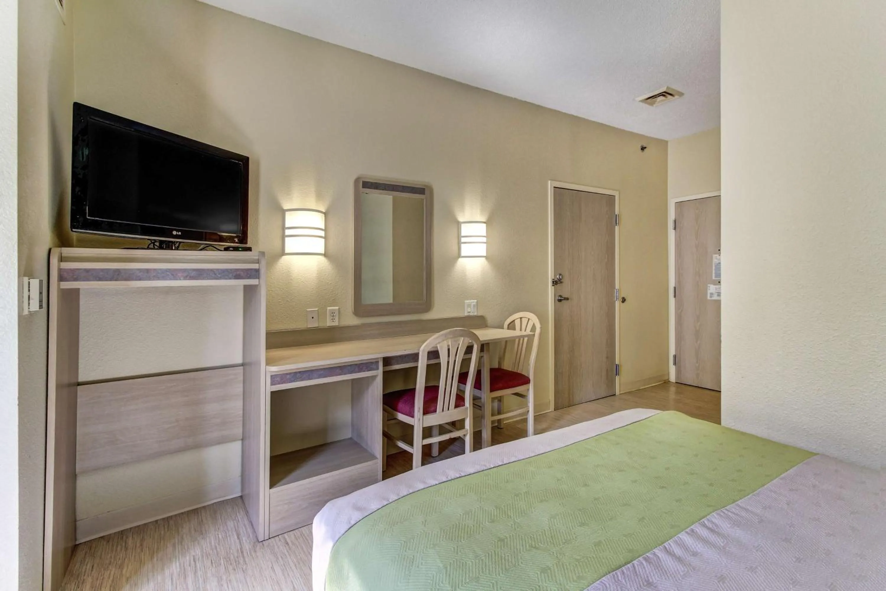 Photo of the whole room, Bed in Motel 6-Medina, OH - Cleveland