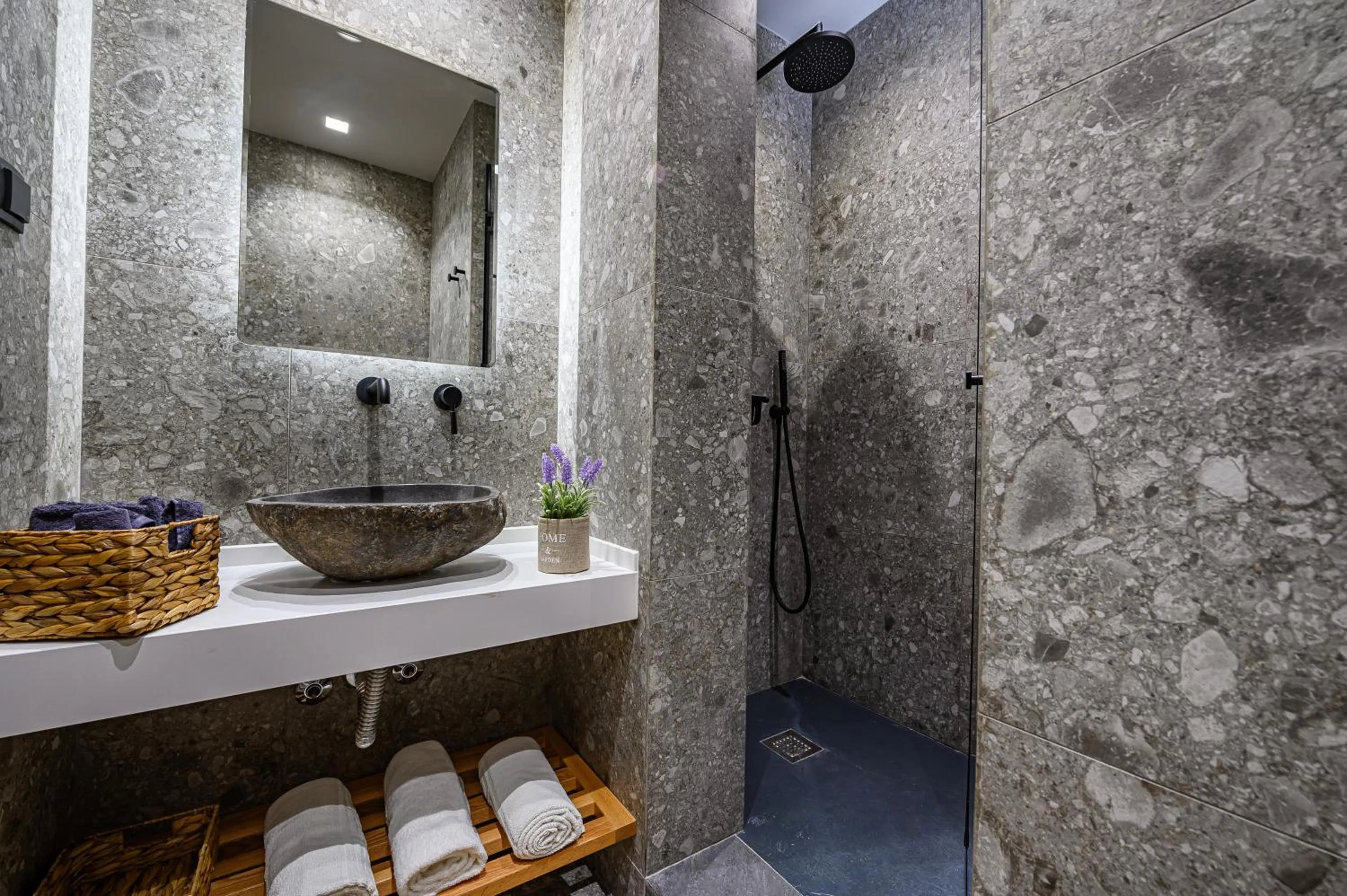 Eleni Zirganou Studios & Apartments