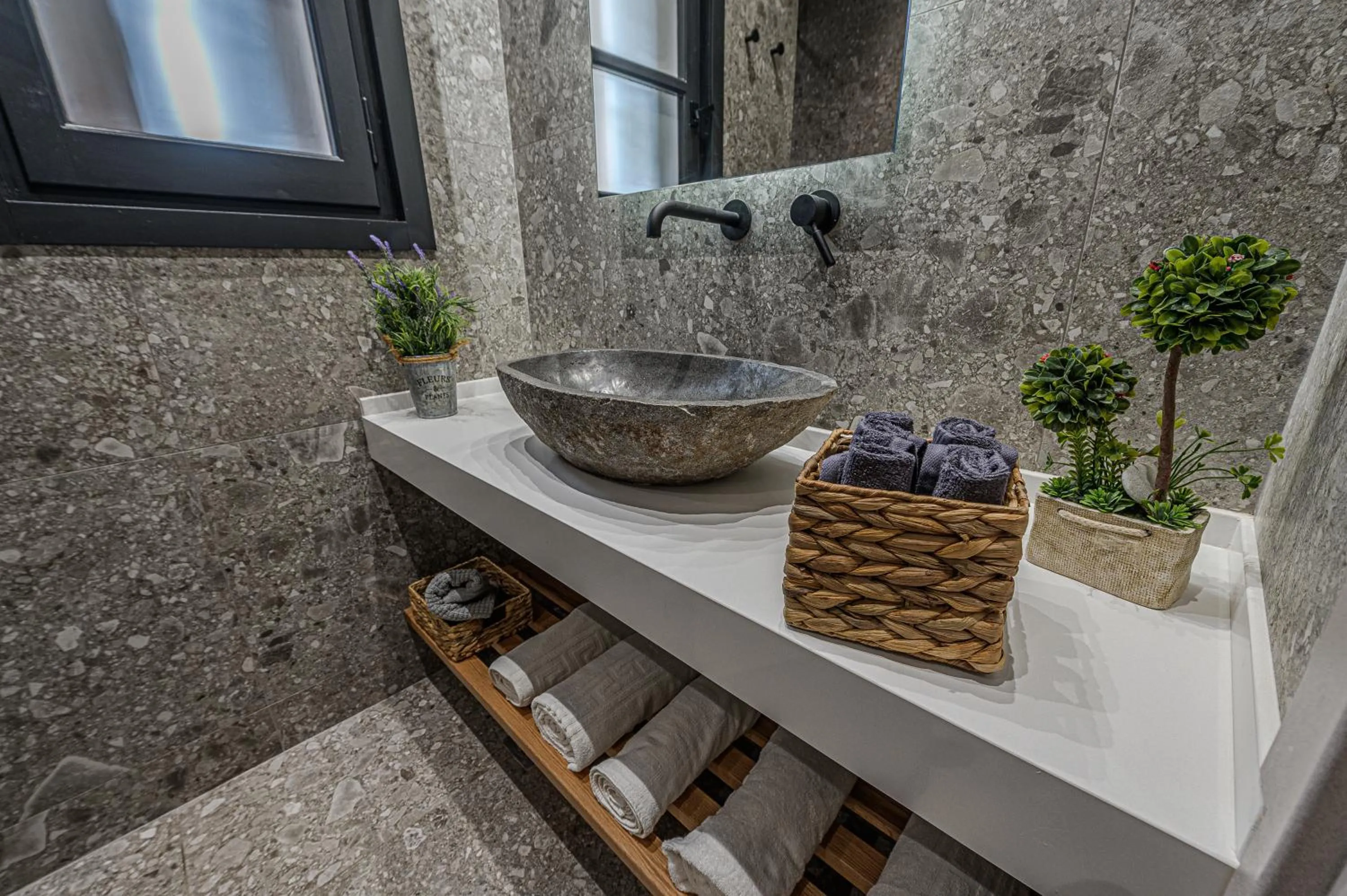 Eleni Zirganou Studios & Apartments