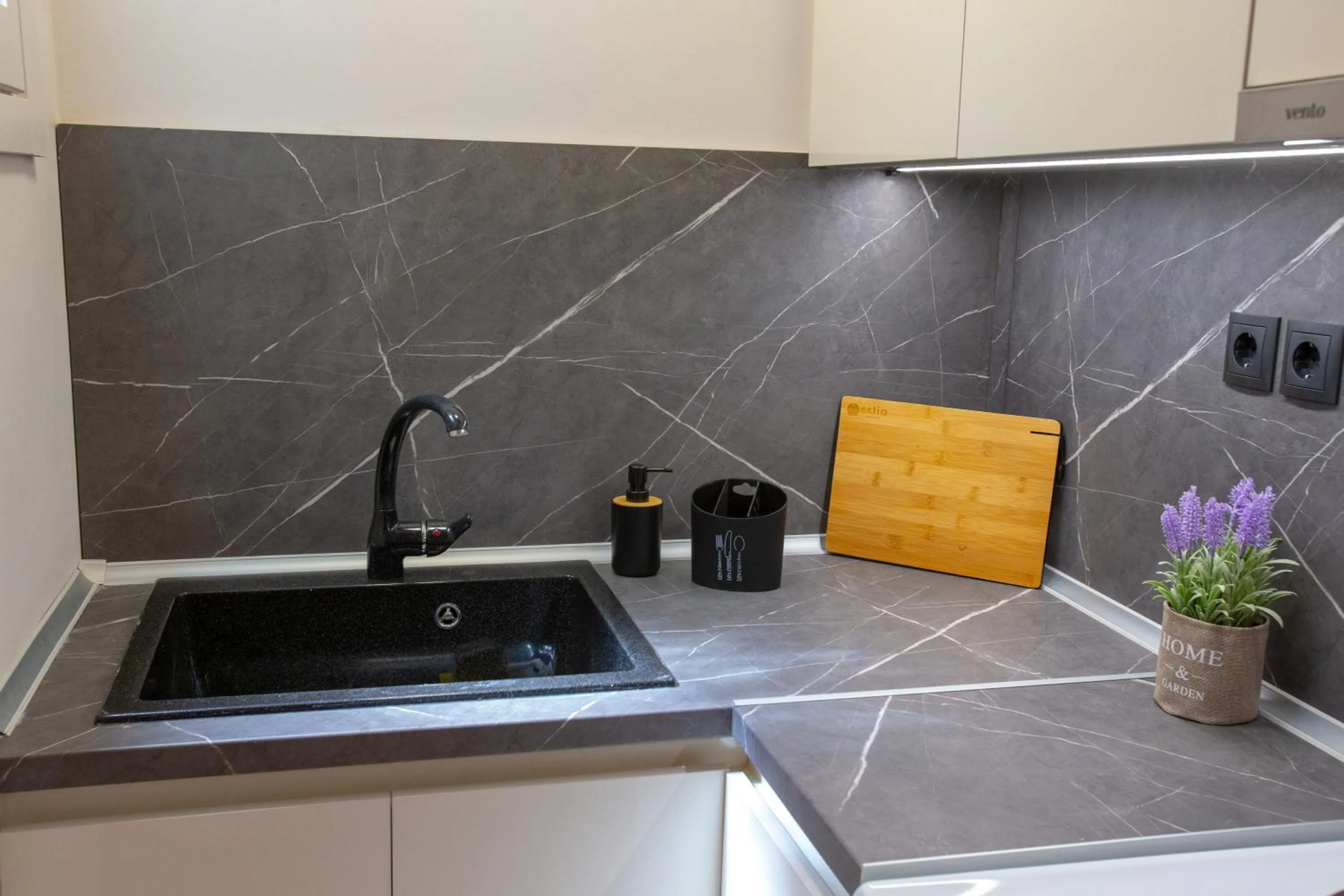 Eleni Zirganou Studios & Apartments