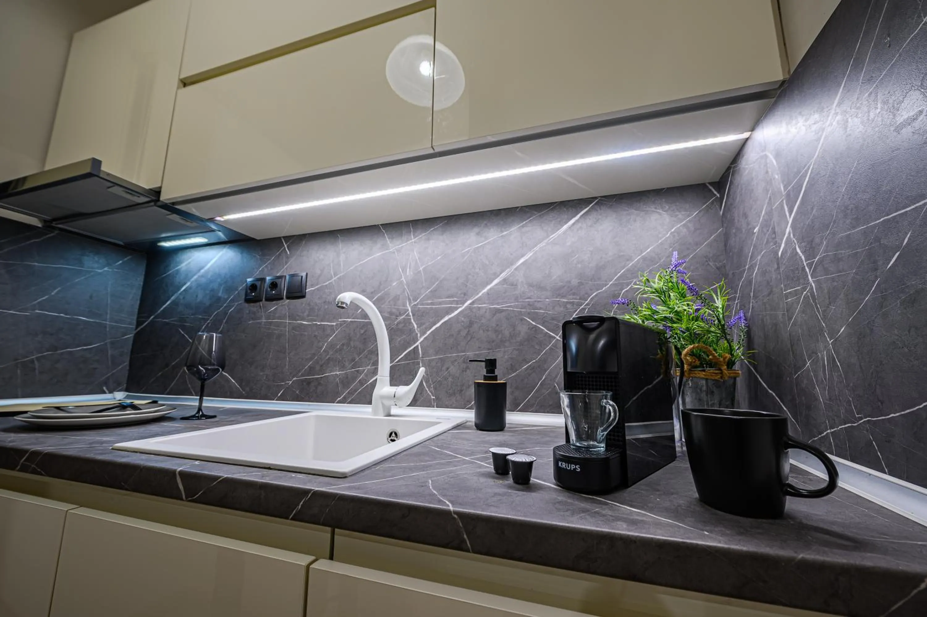 Eleni Zirganou Studios & Apartments