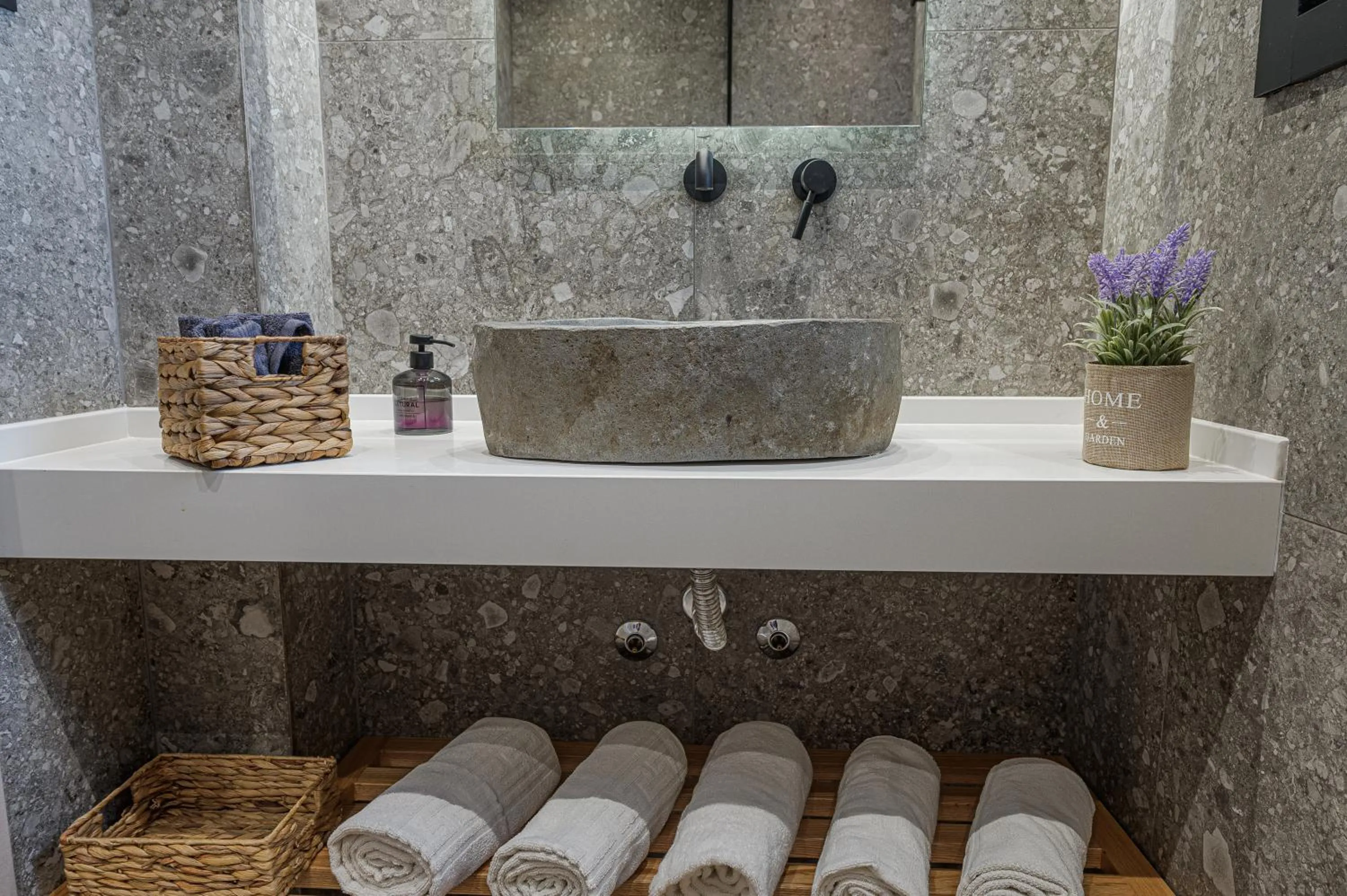 Eleni Zirganou Studios & Apartments