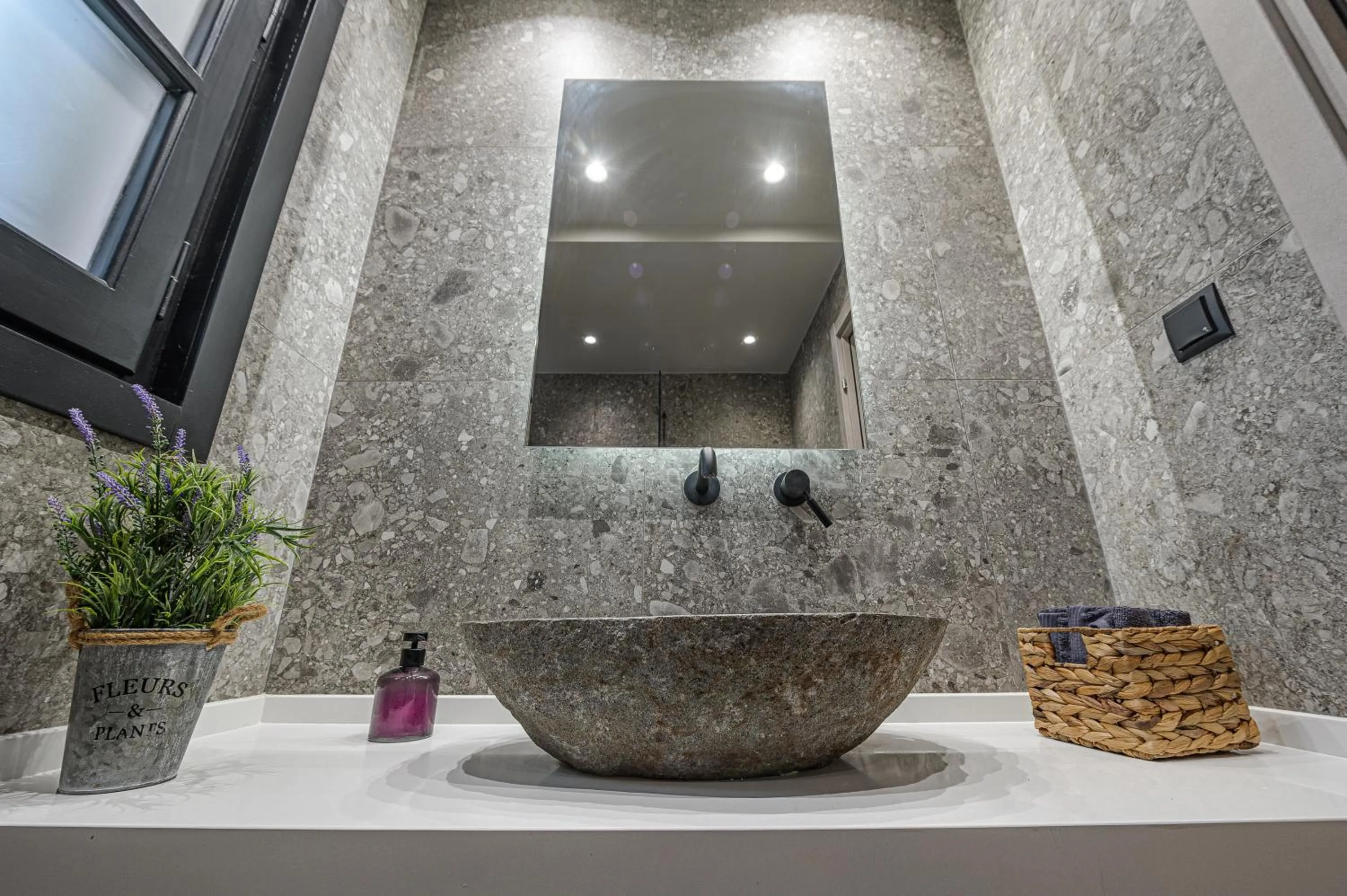 Eleni Zirganou Studios & Apartments
