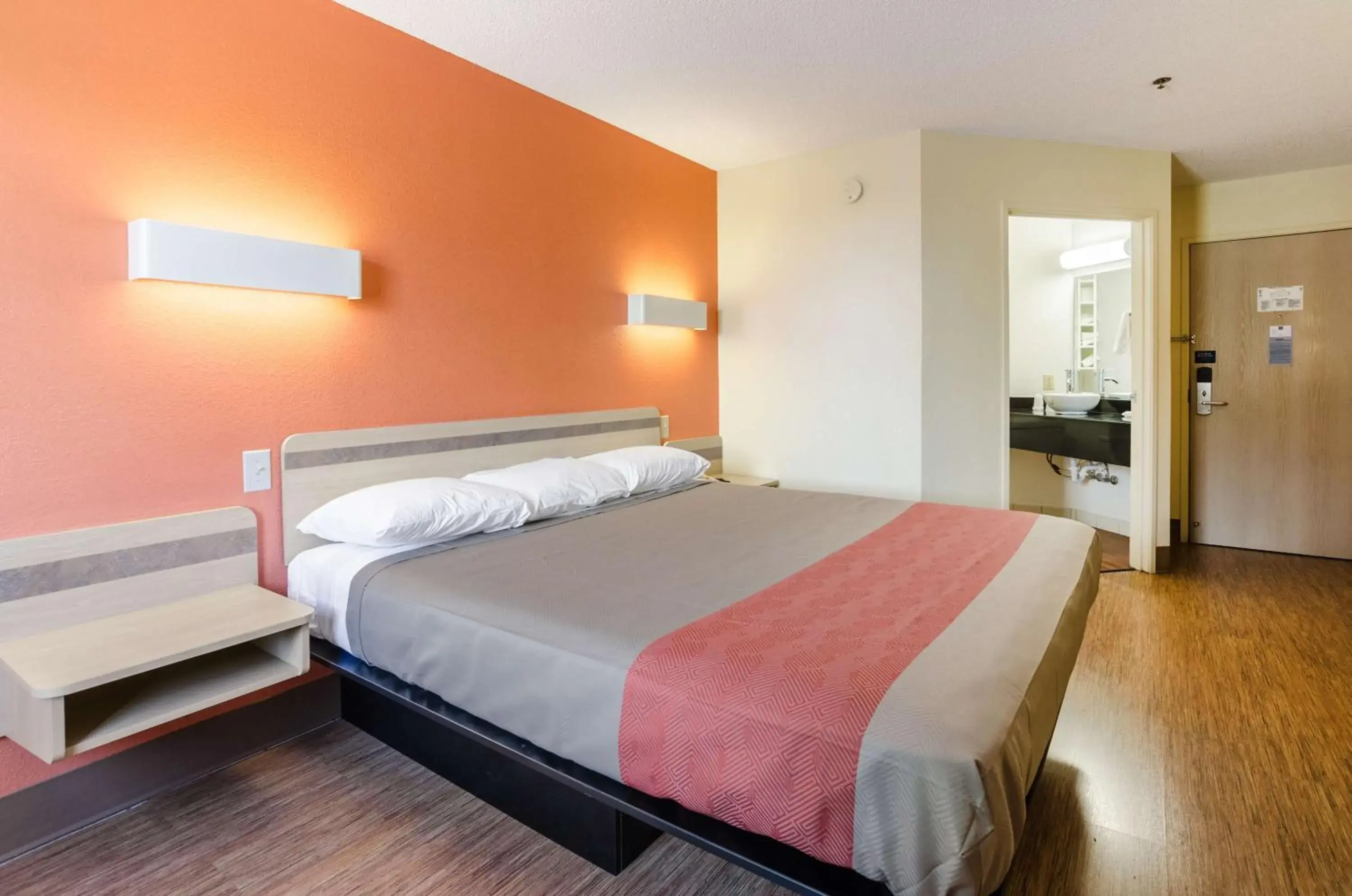 King Room - Non-Smoking in Motel 6-Bristol, VA King Room - Non-Smoking in Motel 6-Bristol, VA