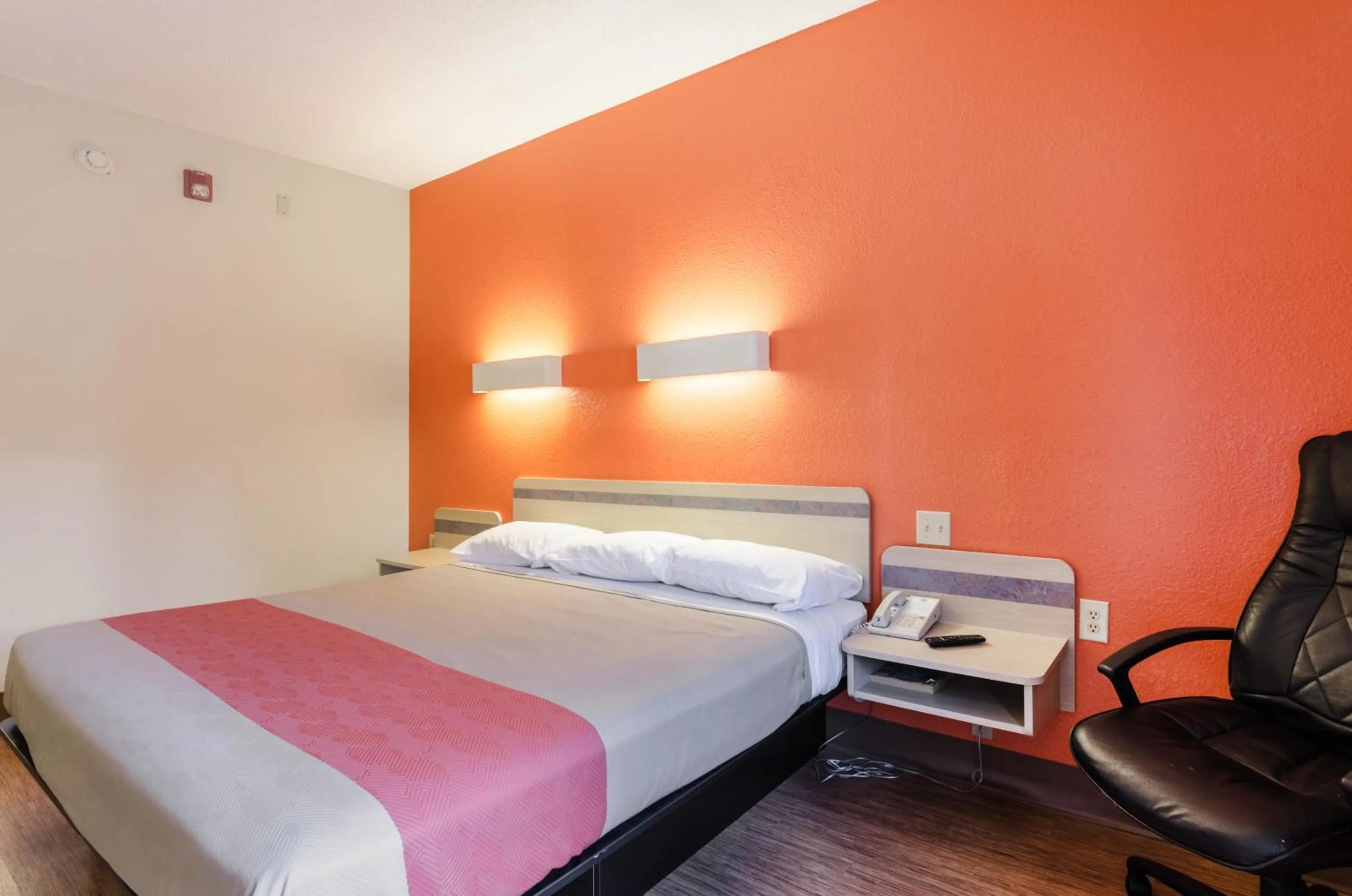 Bedroom, Bed in Motel 6-Bristol, VA