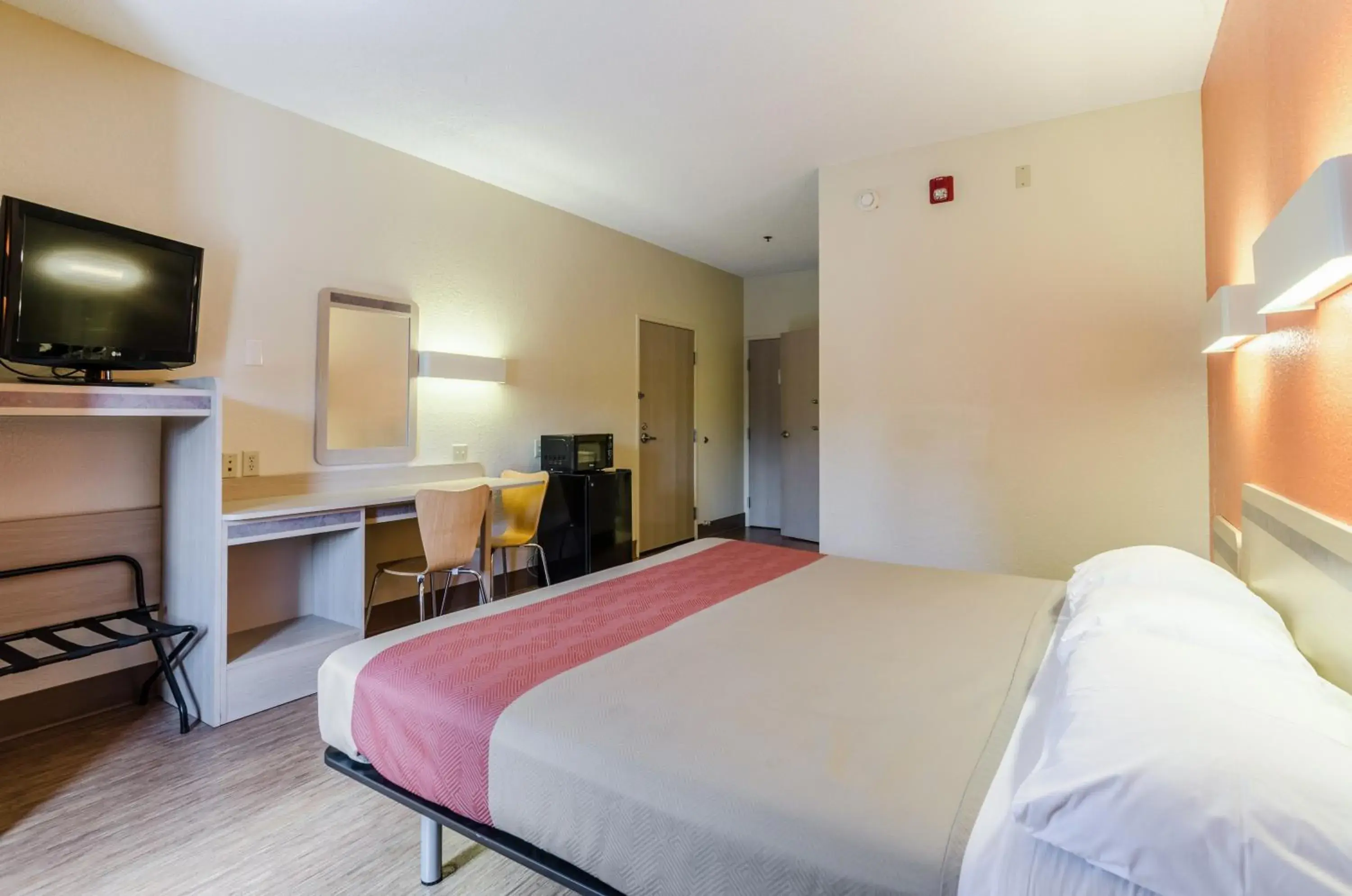 Bedroom, Bed in Motel 6-Bristol, VA Bedroom, Bed in Motel 6-Bristol, VA