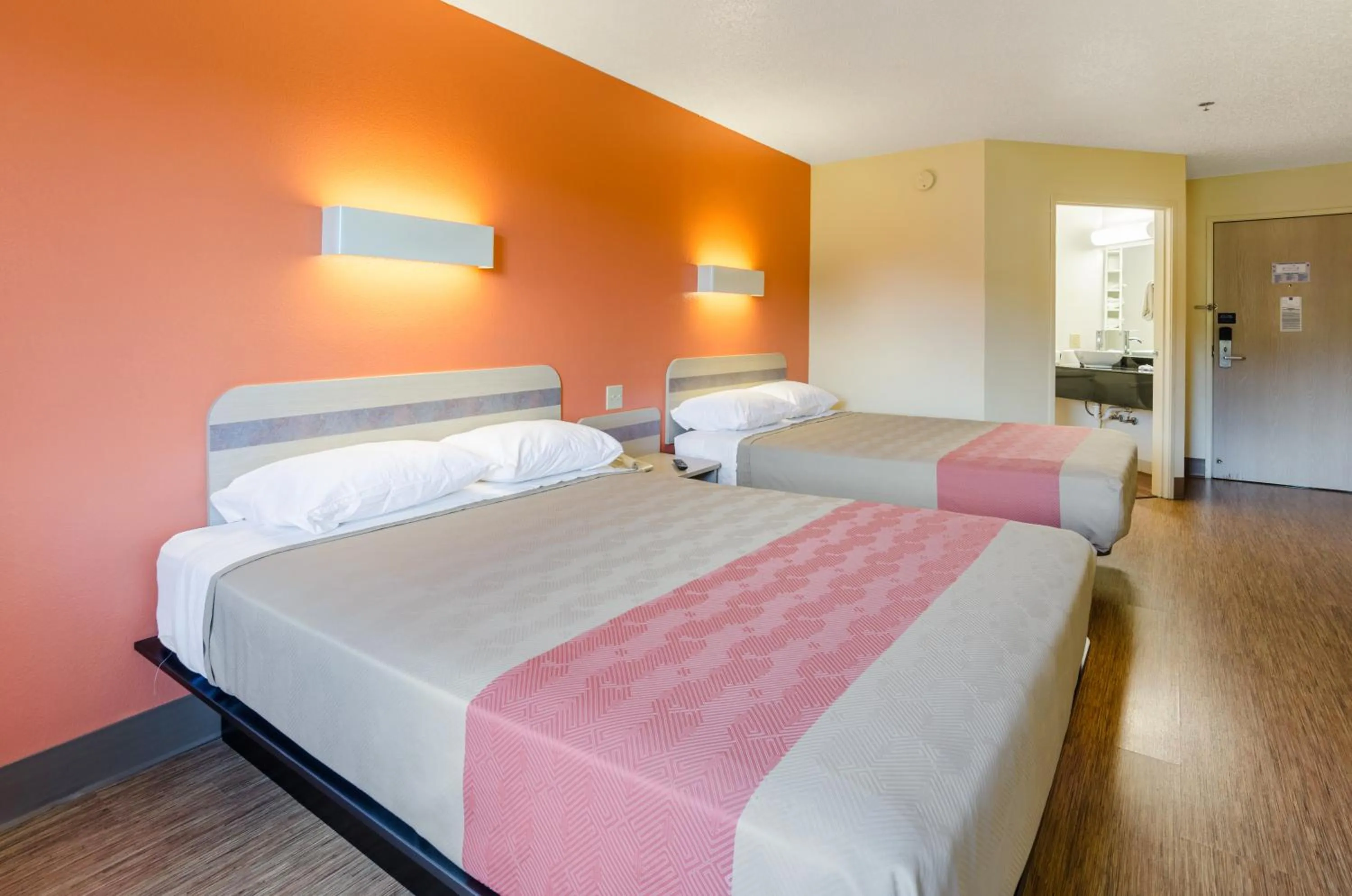 Bedroom, Bed in Motel 6-Bristol, VA