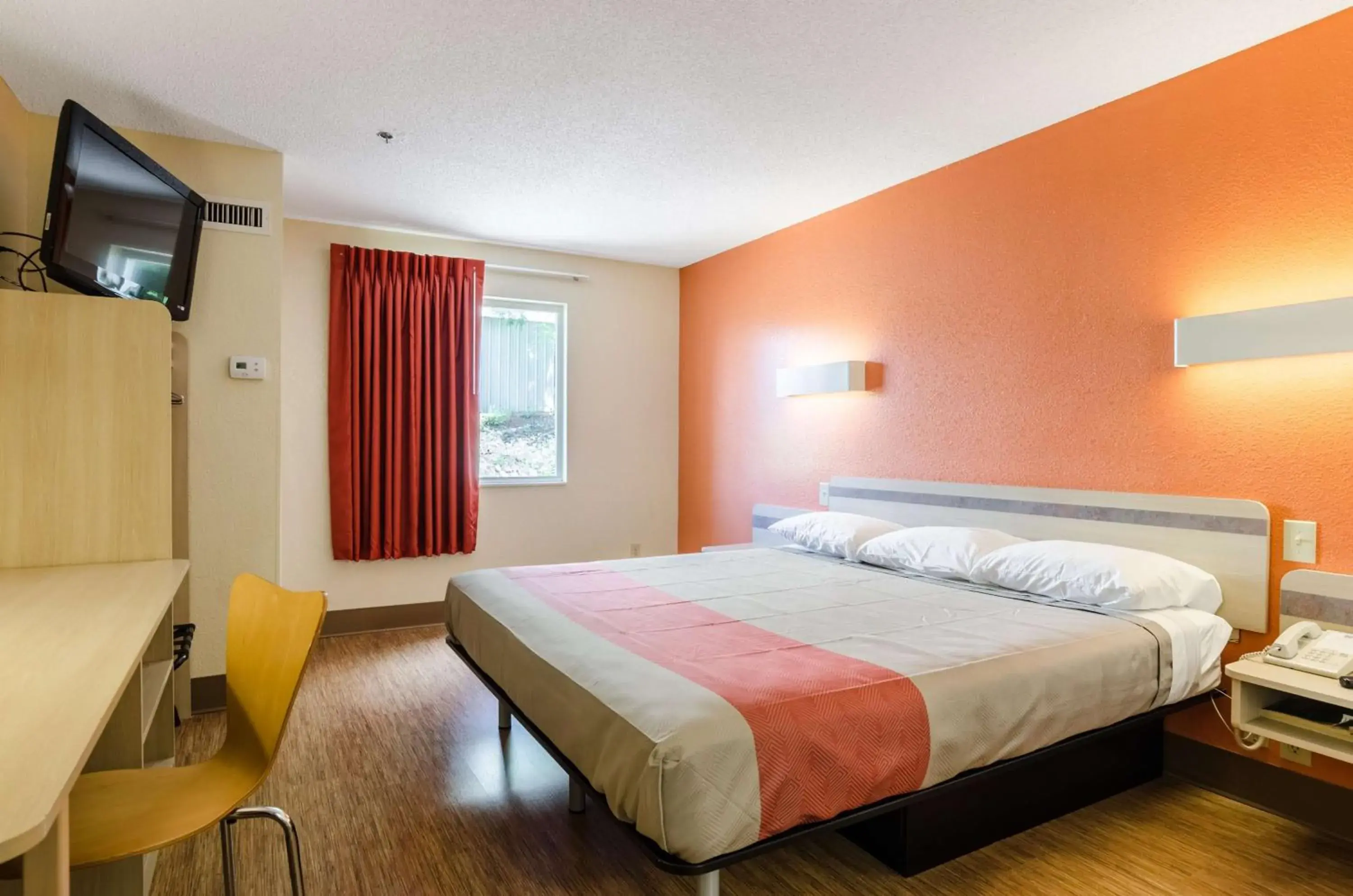 King Room - Non-Smoking in Motel 6-Bristol, VA King Room - Non-Smoking in Motel 6-Bristol, VA