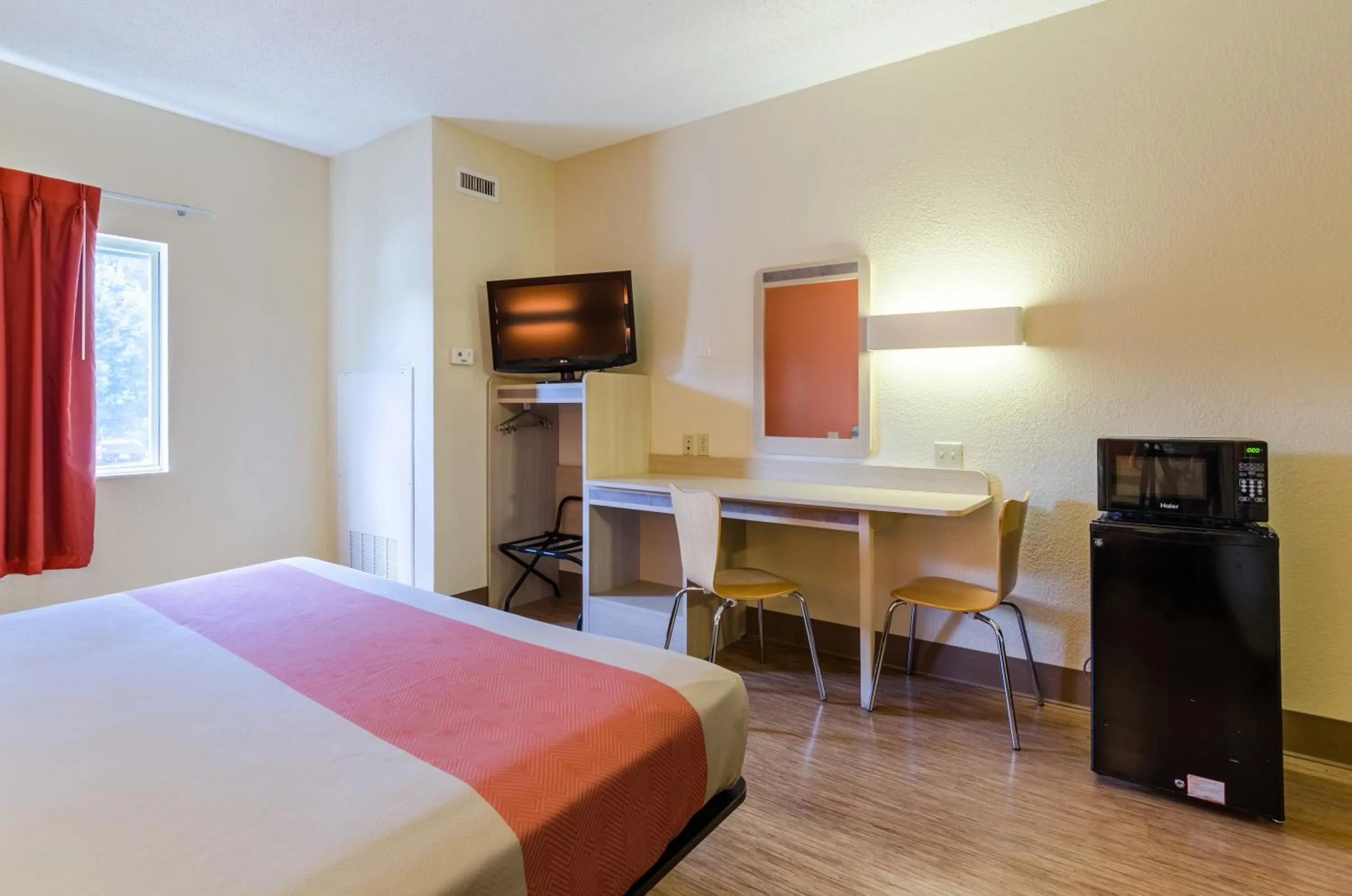 Bedroom, Bed in Motel 6-Bristol, VA