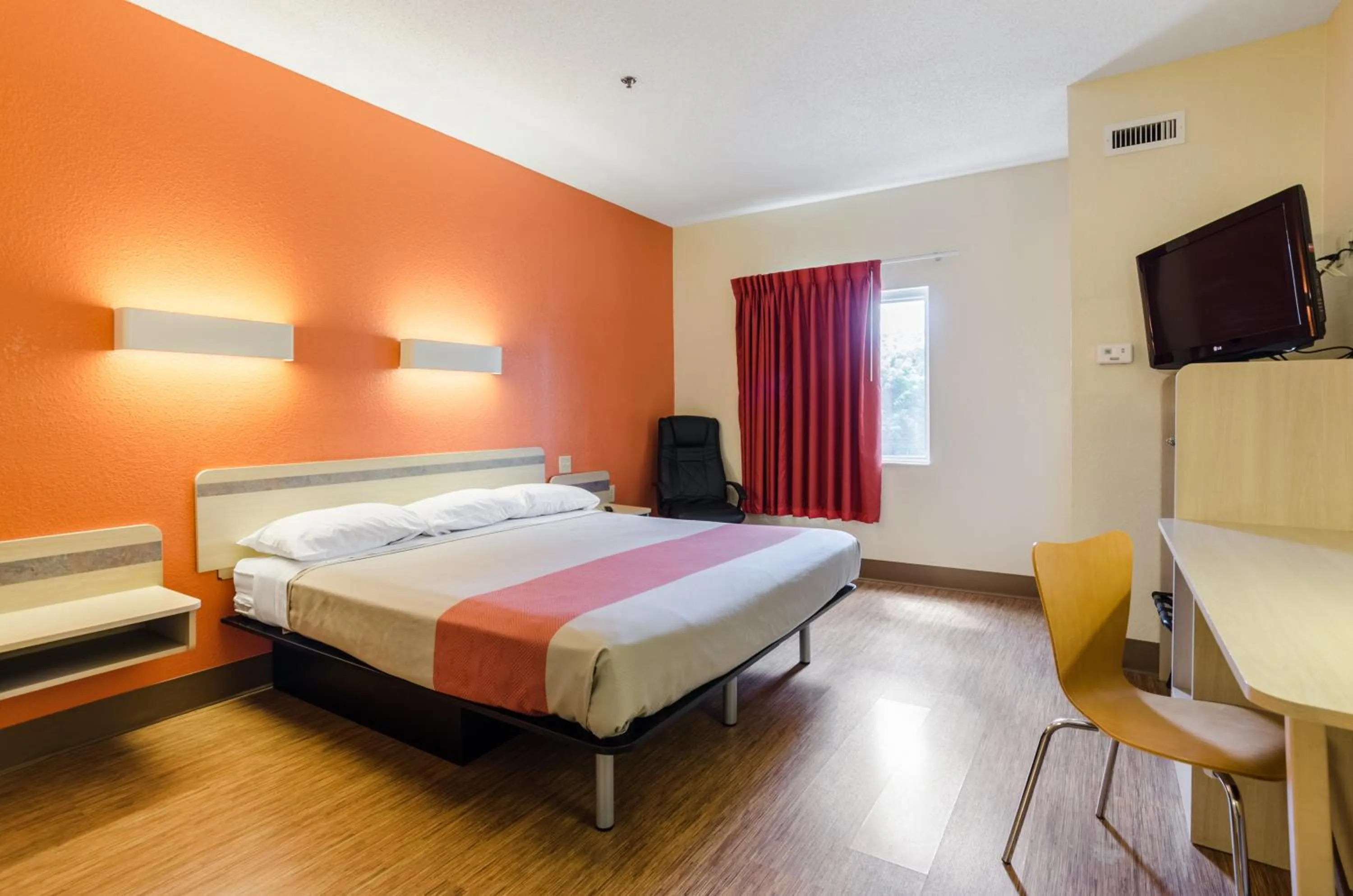 Bedroom, Bed in Motel 6-Bristol, VA