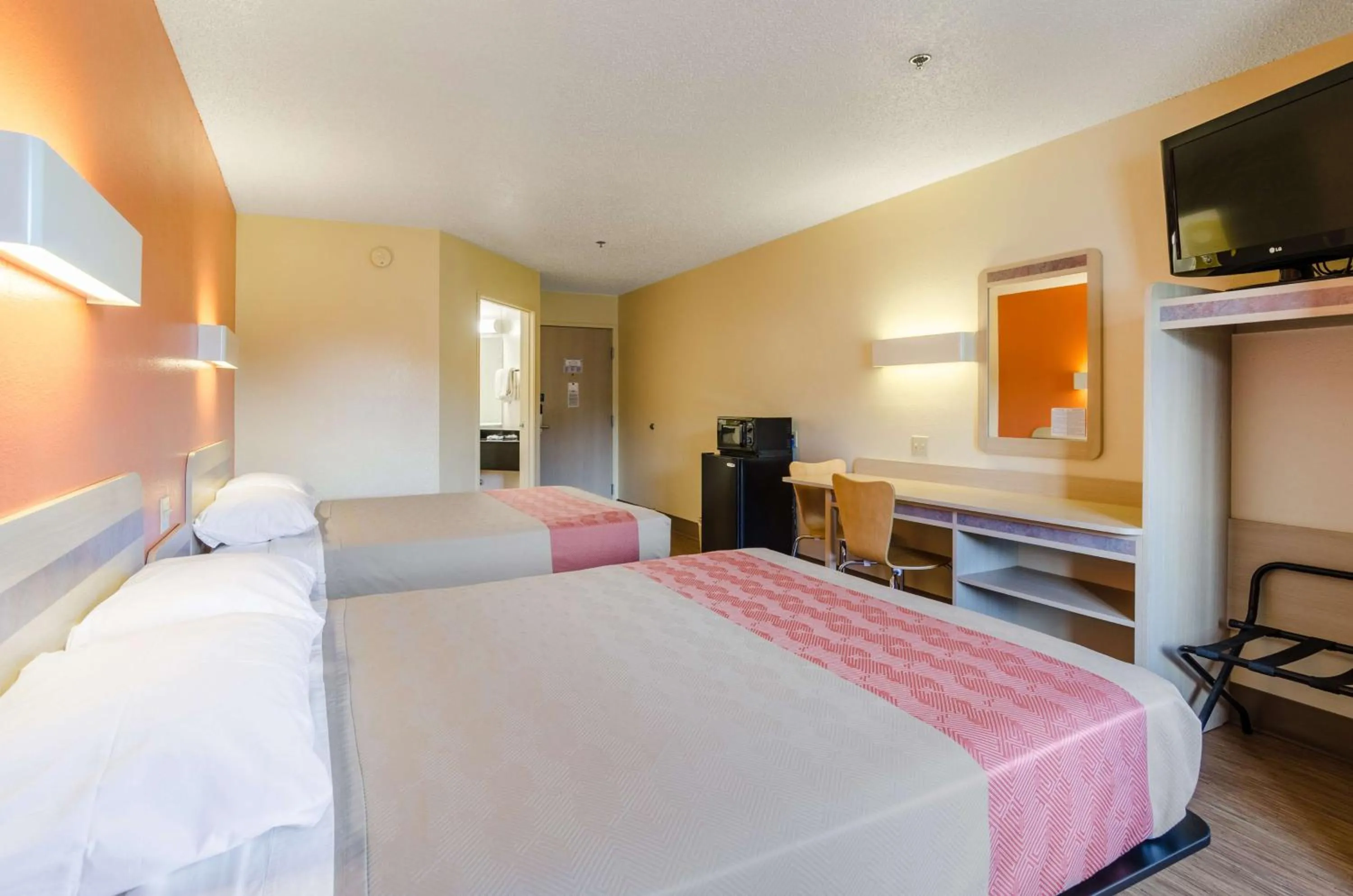 Photo of the whole room, Bed in Motel 6-Bristol, VA