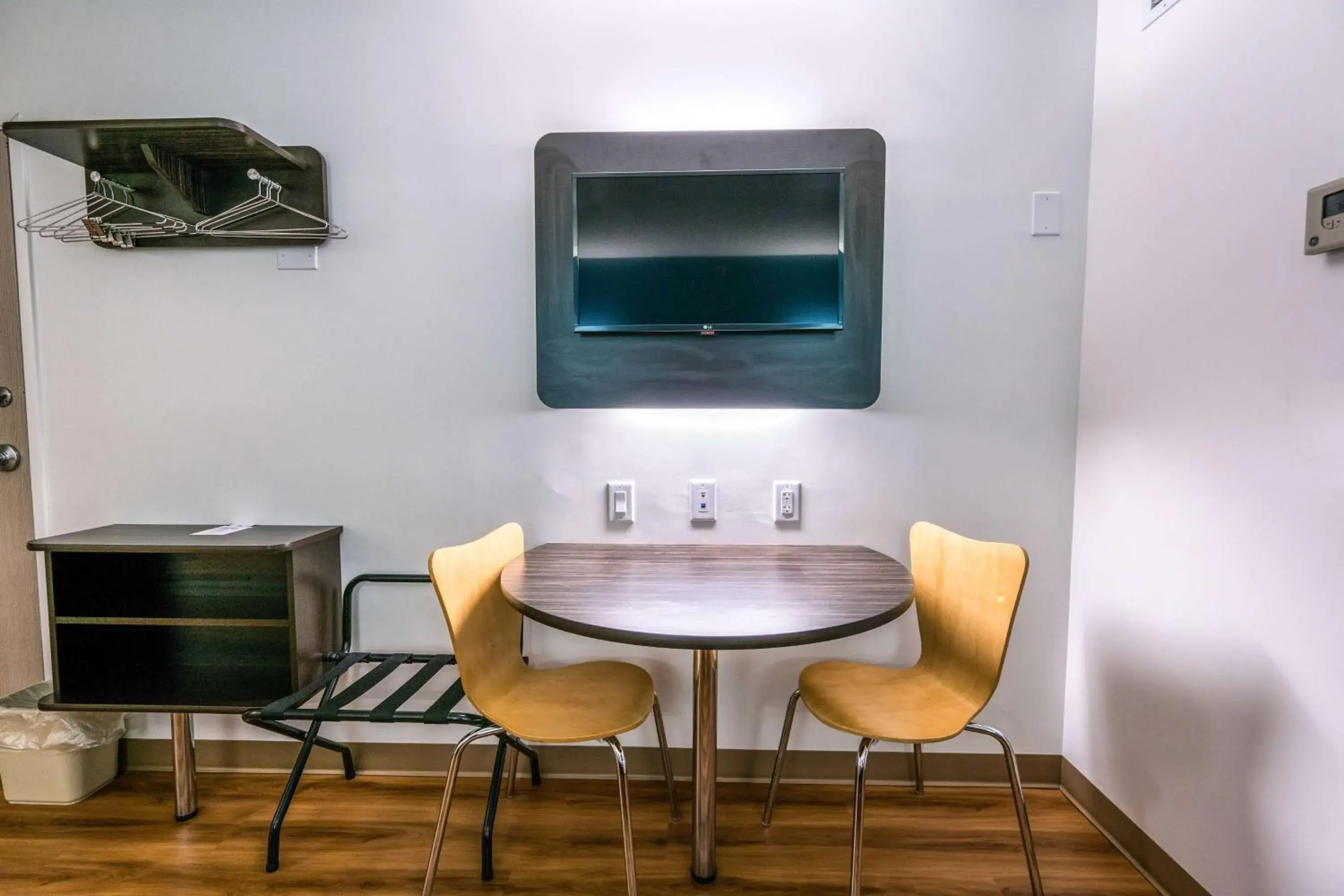 Photo of the whole room, TV/Entertainment Center in Motel 6-Pottstown, PA