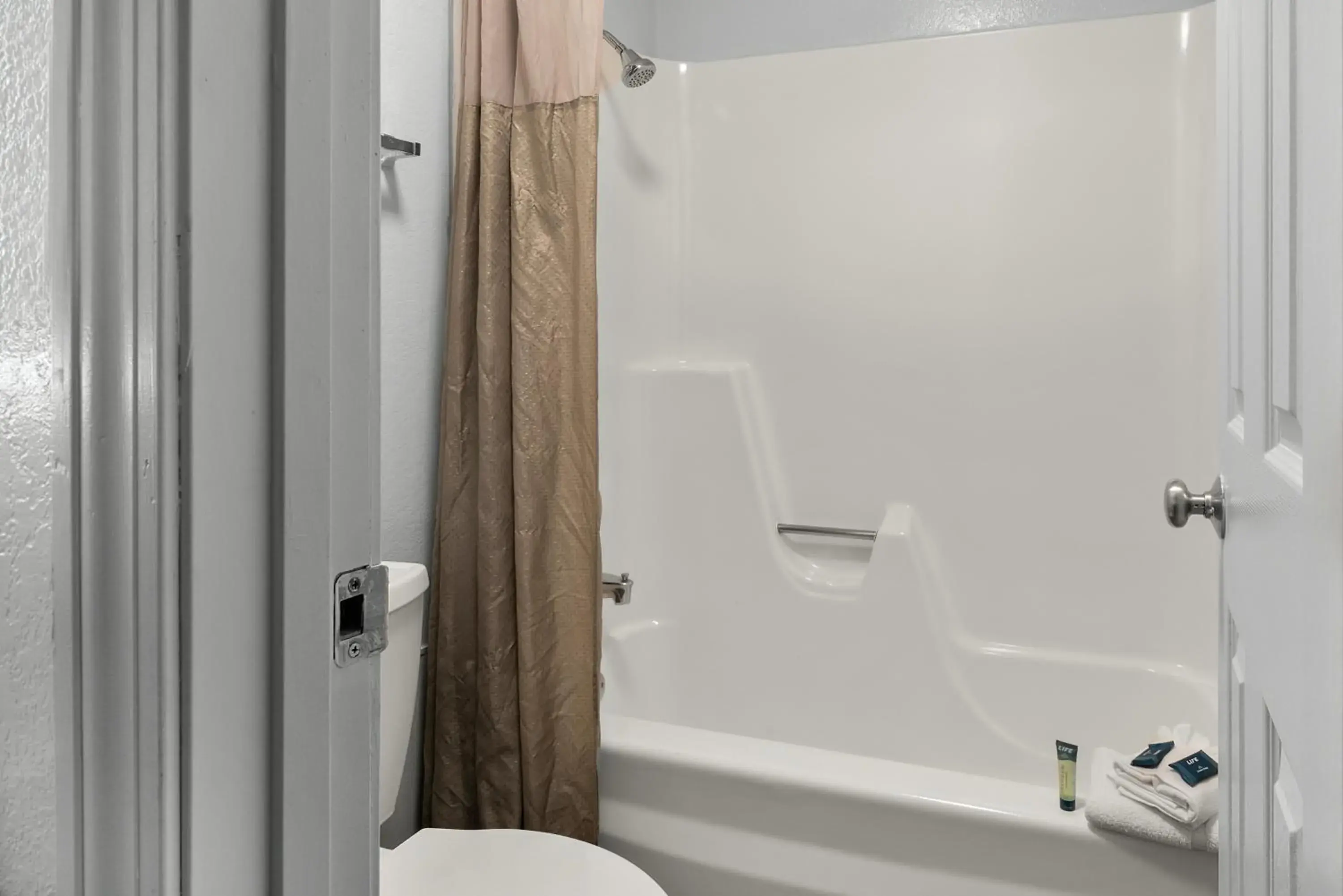 Shower in Americas Best Value Inn Bangor Shower in Americas Best Value Inn Bangor