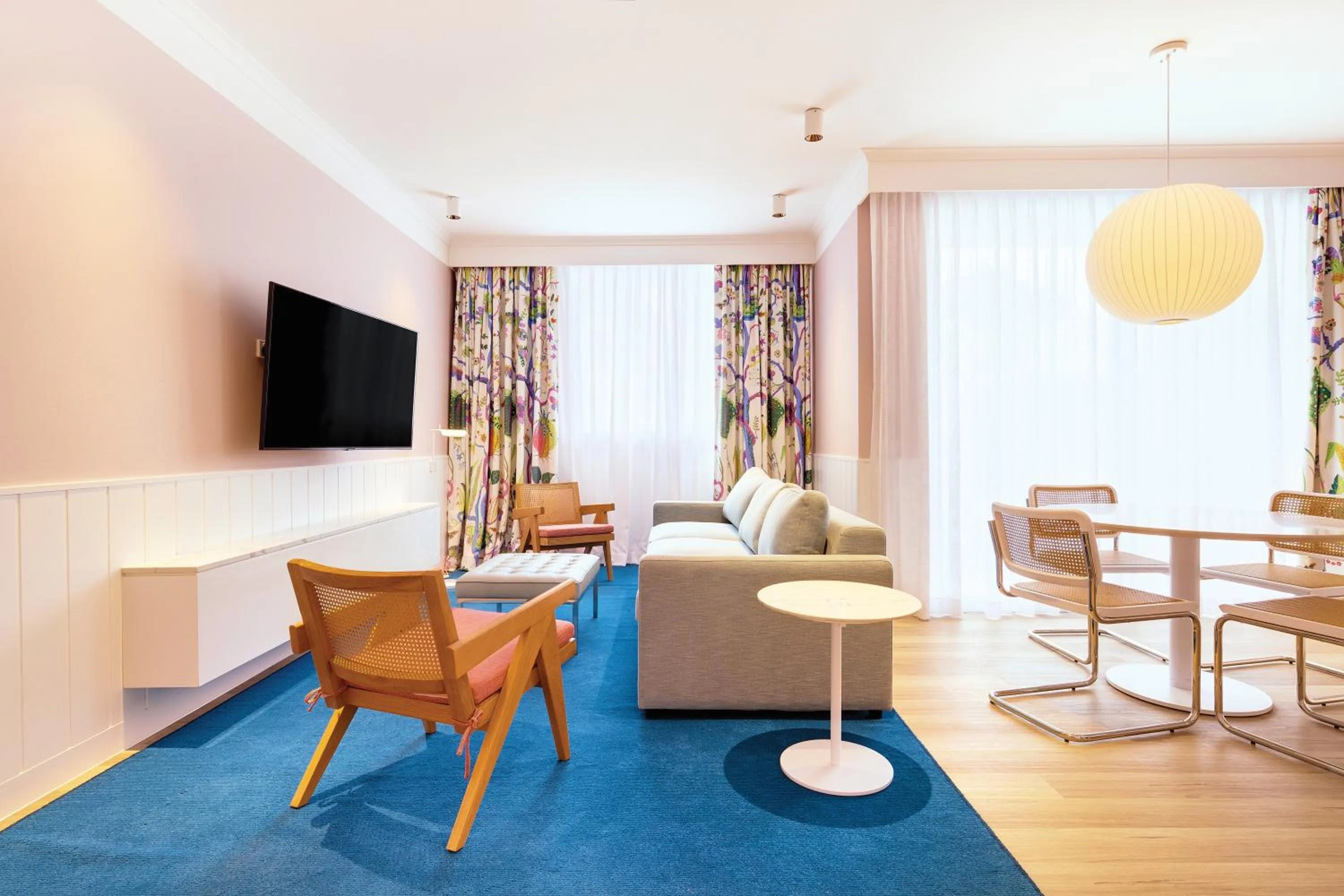 TV and multimedia in Adina Apartment Hotel Chippendale