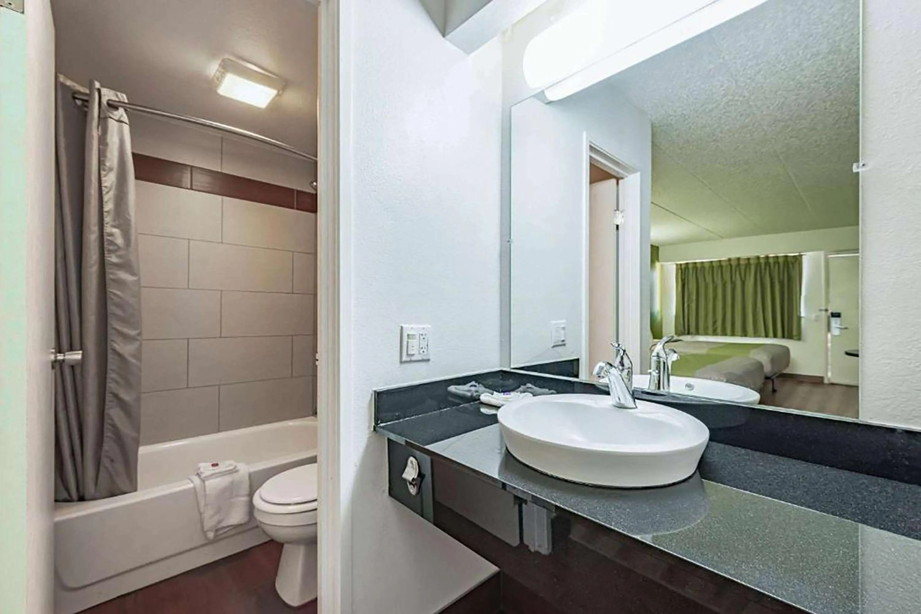 TV and multimedia in Days Inn by Wyndham Cincinnati I-71