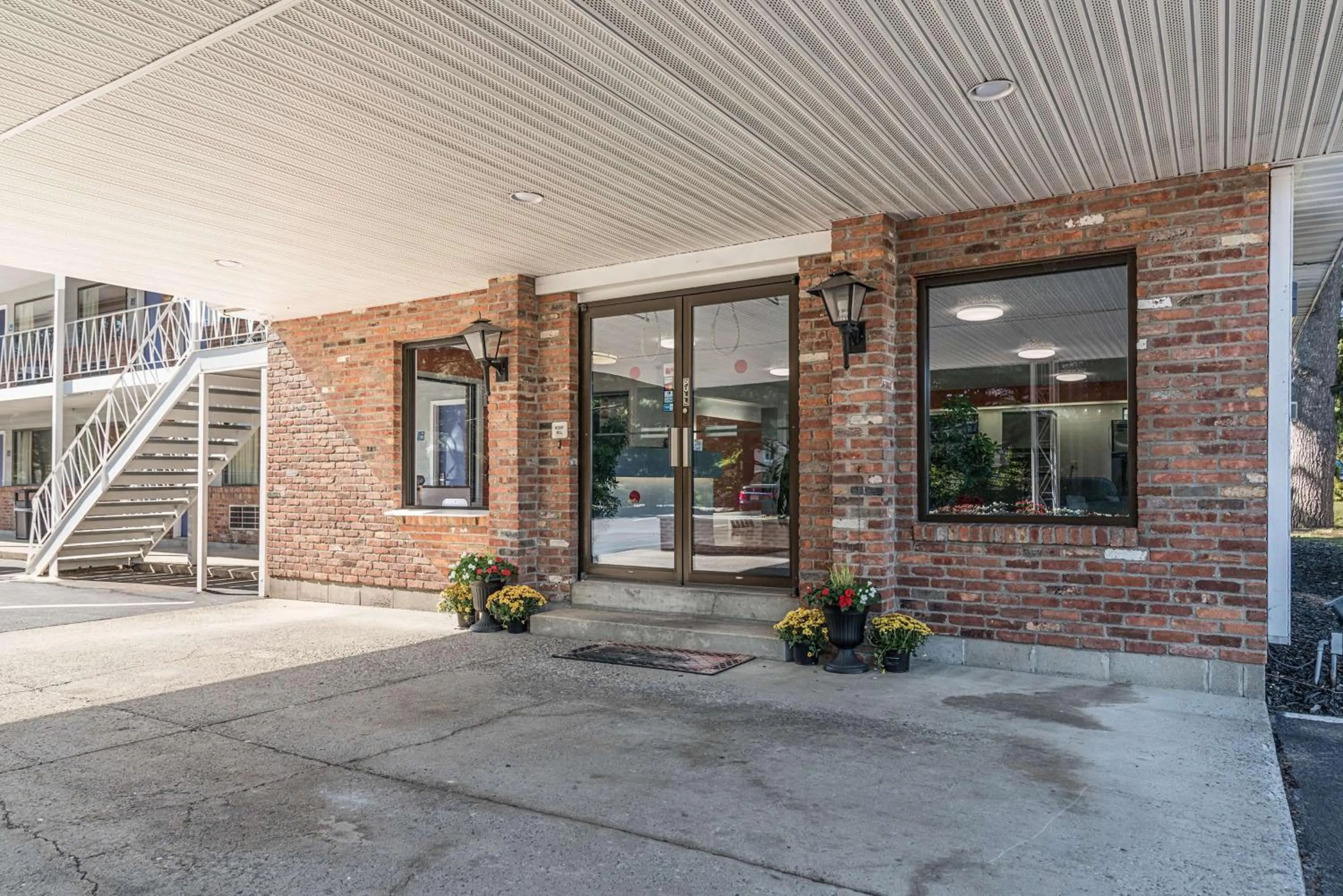 Property building in MOTEL 6 - Albany, NY - Airport