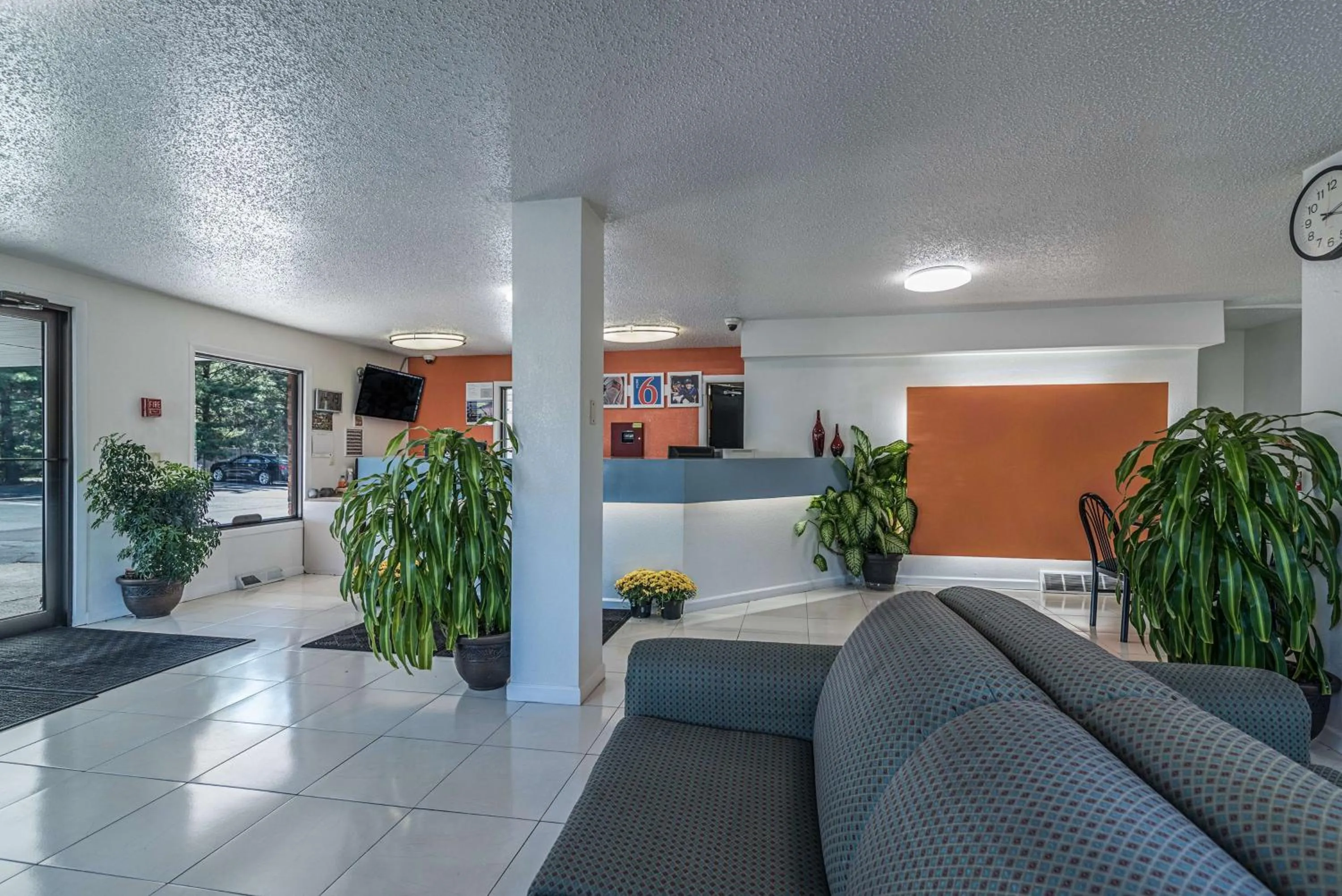 Communal lounge/ TV room in MOTEL 6 - Albany, NY - Airport