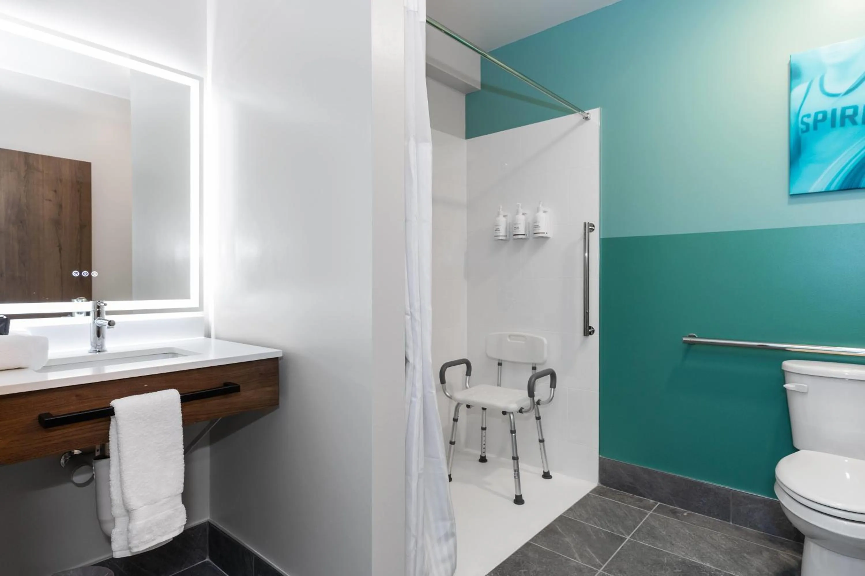 Bathroom in Wingate by Wyndham Geneva at SPIRE Academy