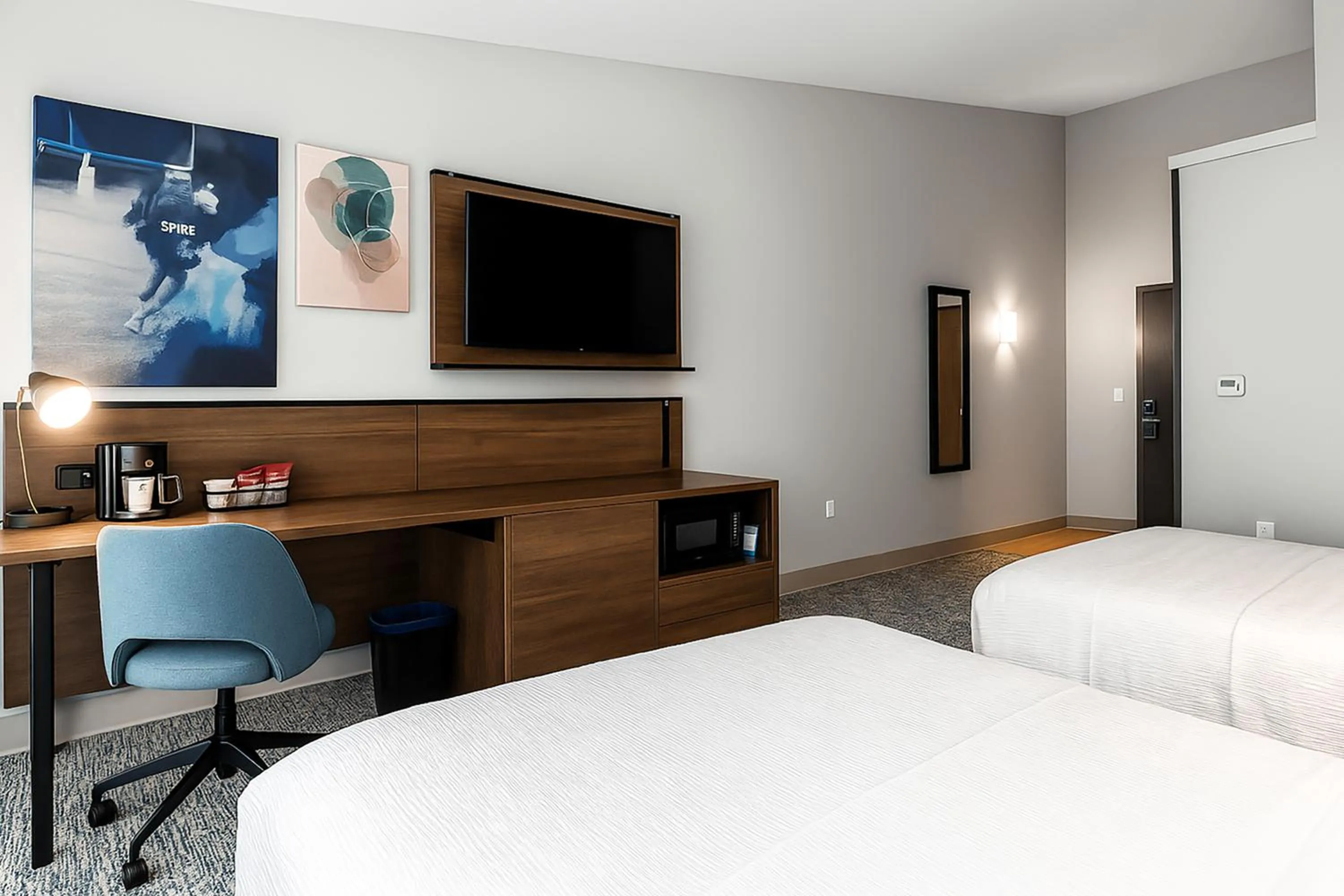 Bedroom, Bed in Wingate by Wyndham Geneva at SPIRE Academy