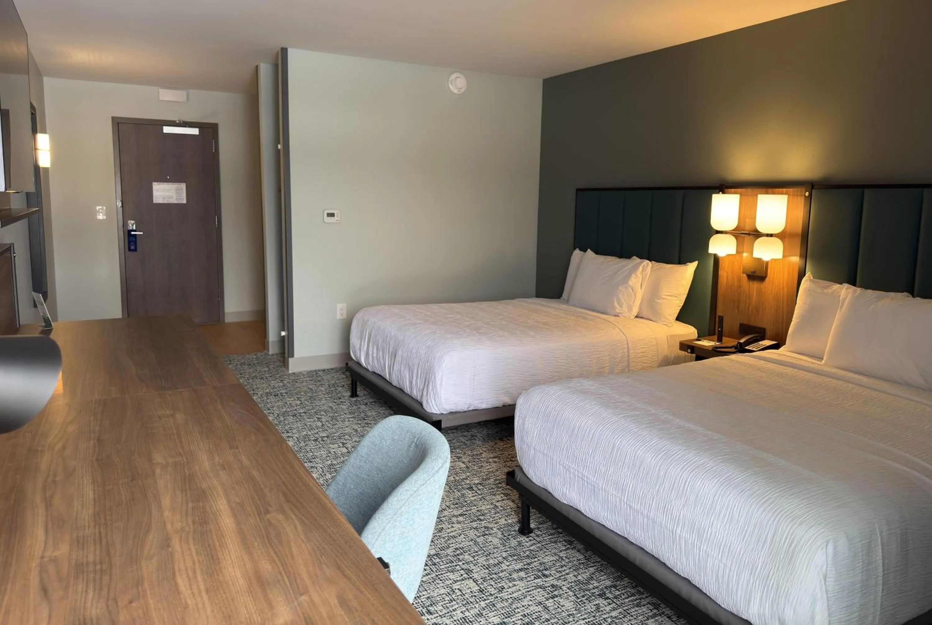 Photo of the whole room, Bed in Wingate by Wyndham Geneva at SPIRE Academy