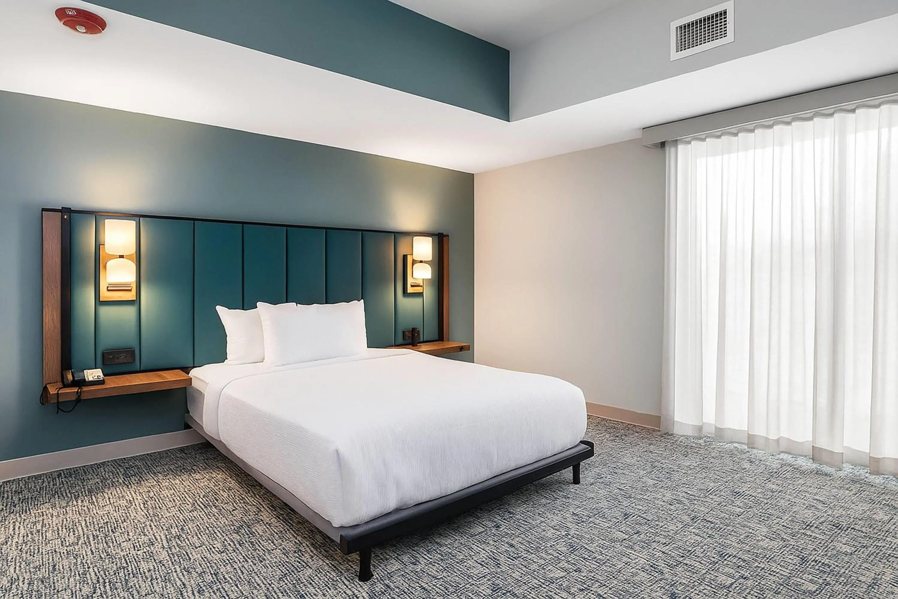 Photo of the whole room, Bed in Wingate by Wyndham Geneva at SPIRE Academy