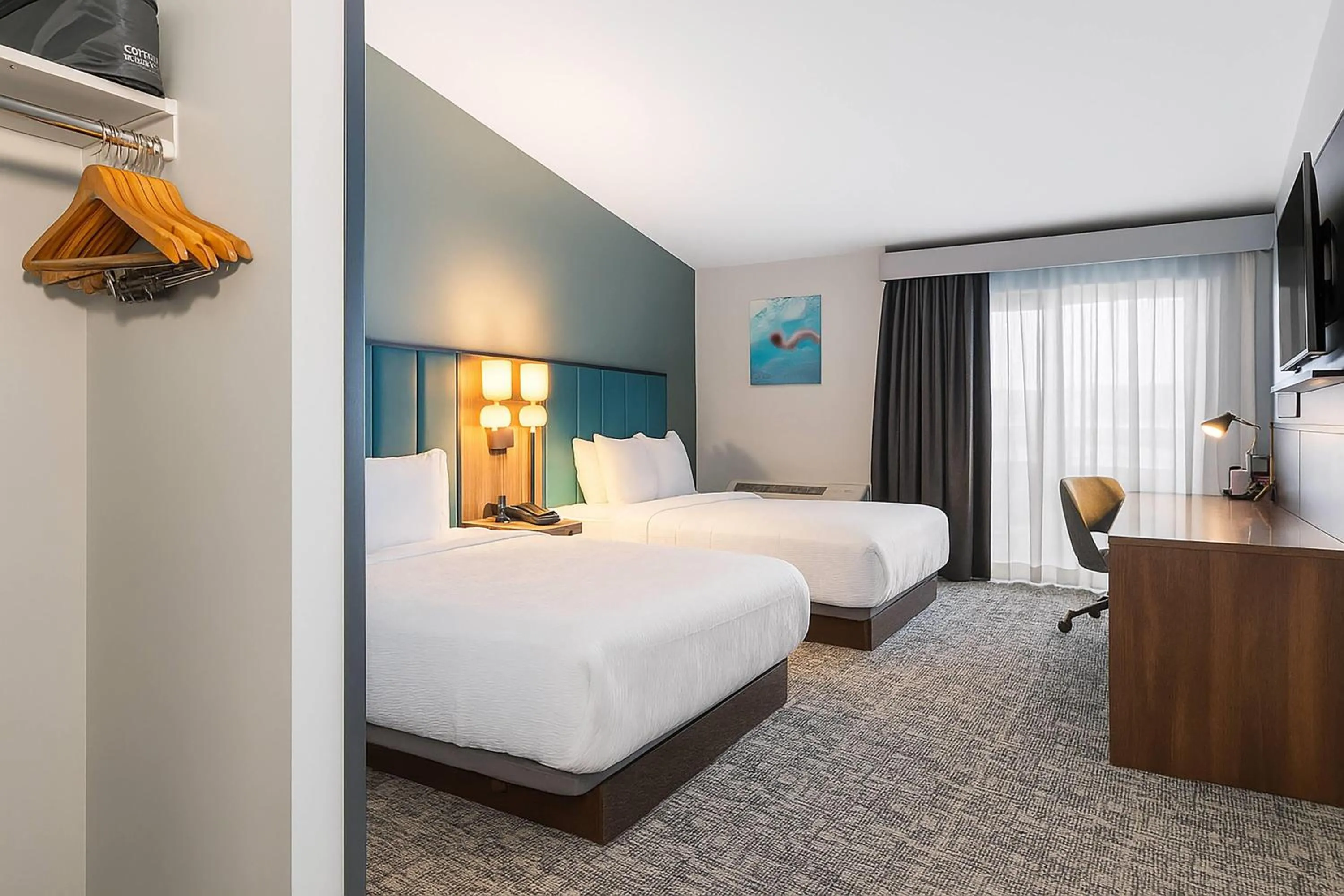 Photo of the whole room, Bed in Wingate by Wyndham Geneva at SPIRE Academy