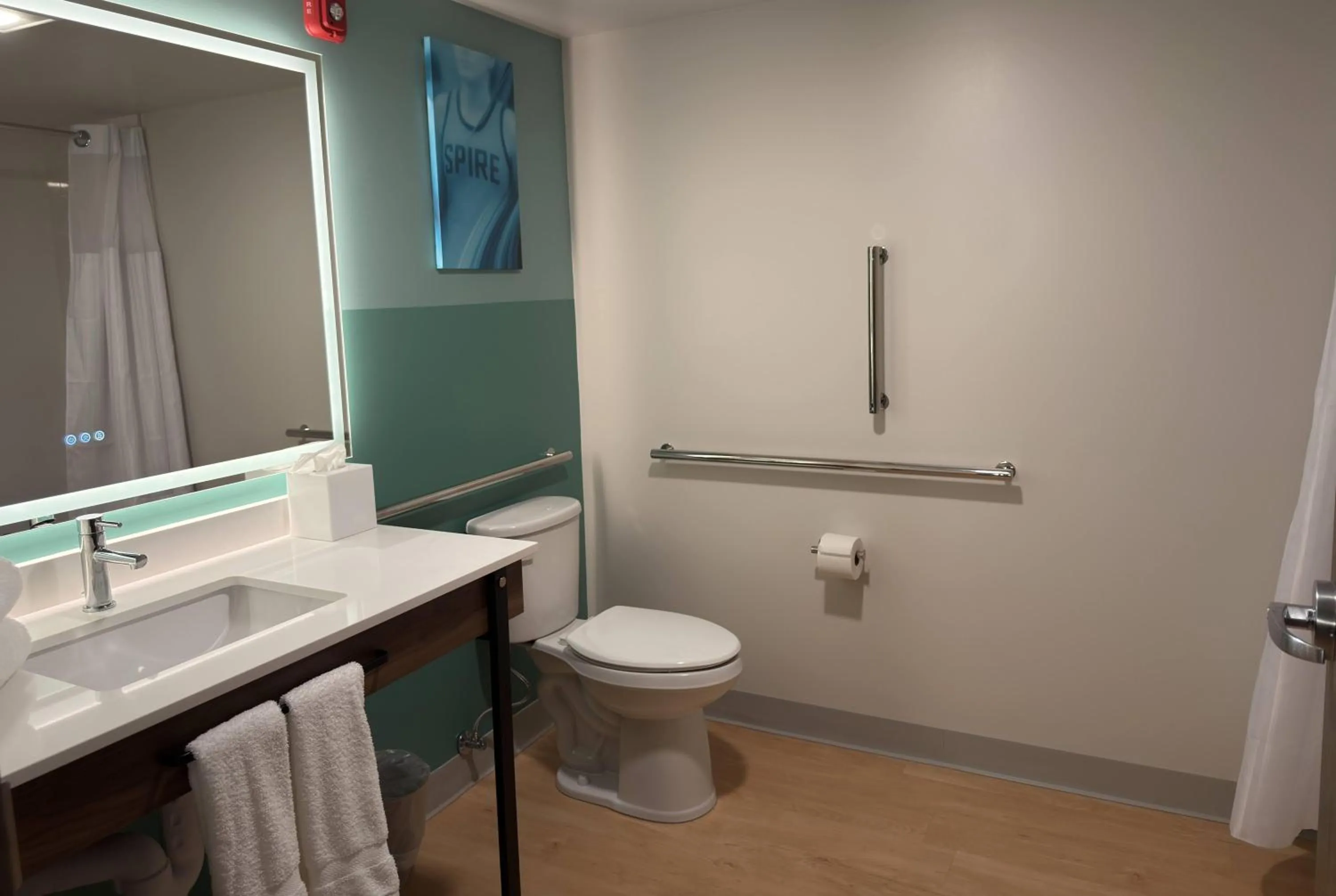 Bathroom in Wingate by Wyndham Geneva at SPIRE Academy