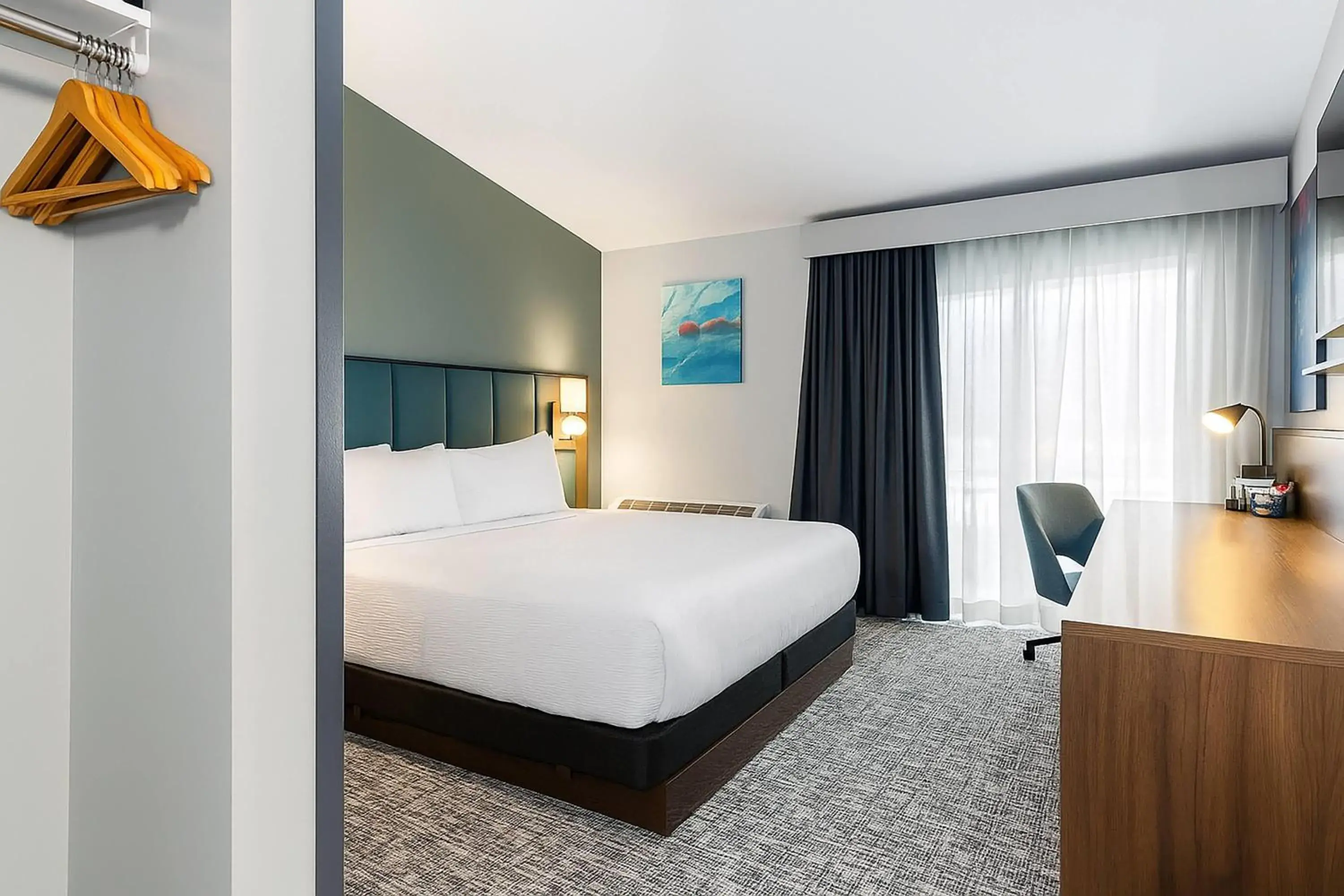 King Room - Non-Smoking in Wingate by Wyndham Geneva at SPIRE Academy King Room - Non-Smoking in Wingate by Wyndham Geneva at SPIRE Academy