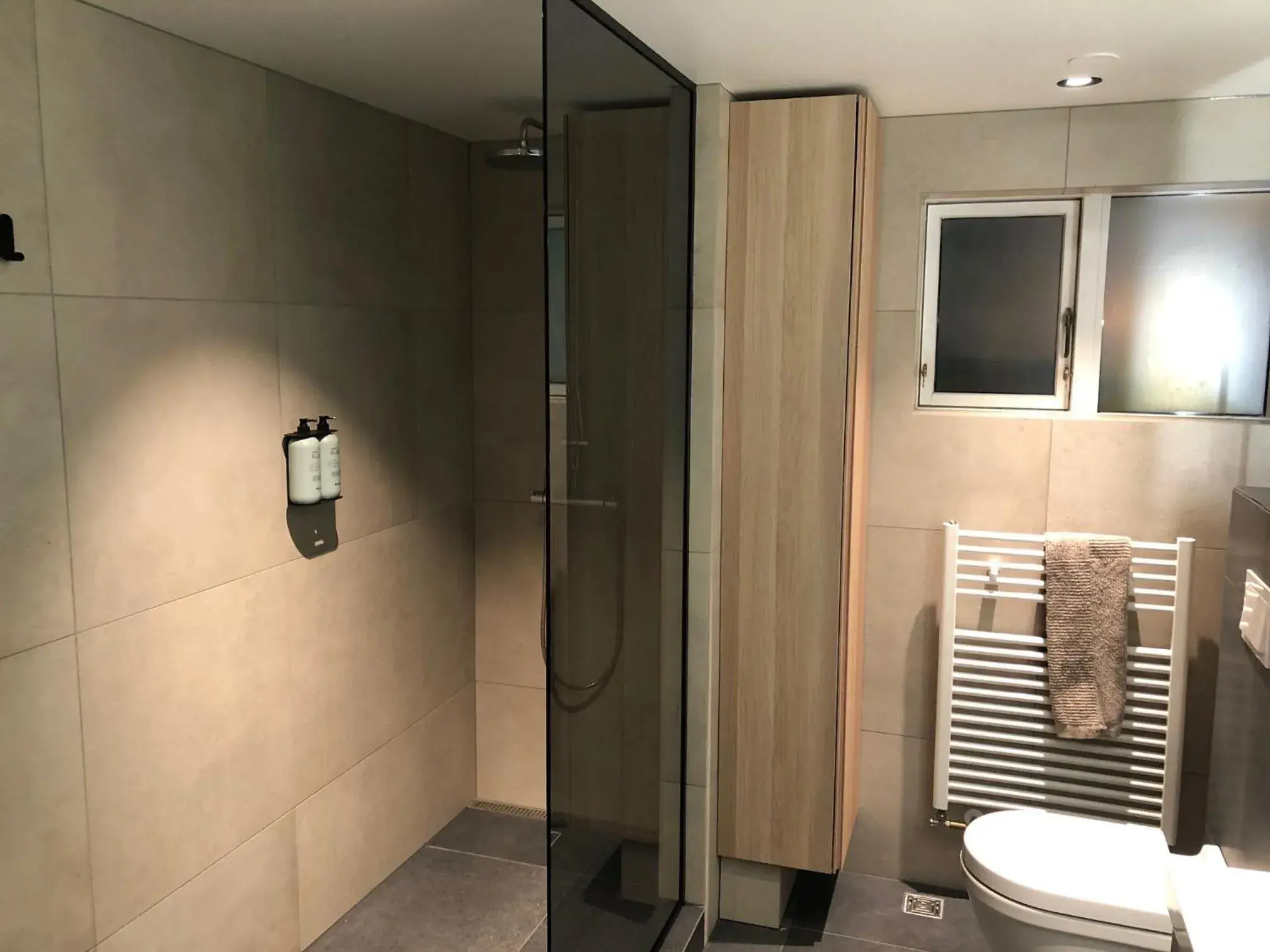 Large Double Room with Shared Bathroom in A. Bernhard Guest House Large Double Room with Shared Bathroom in A. Bernhard Guest House