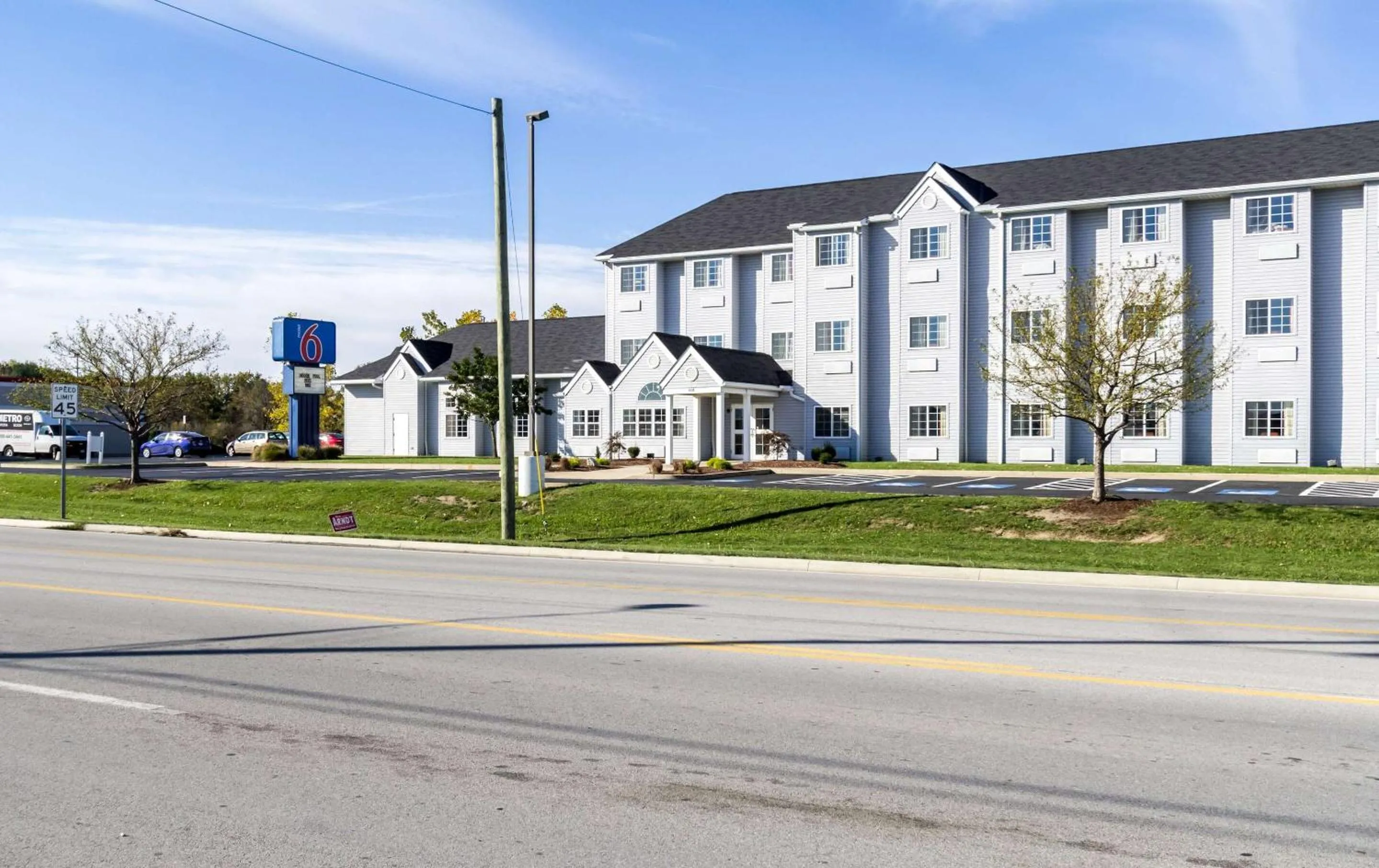 Property building in Motel 6-Huron, OH - Sandusky