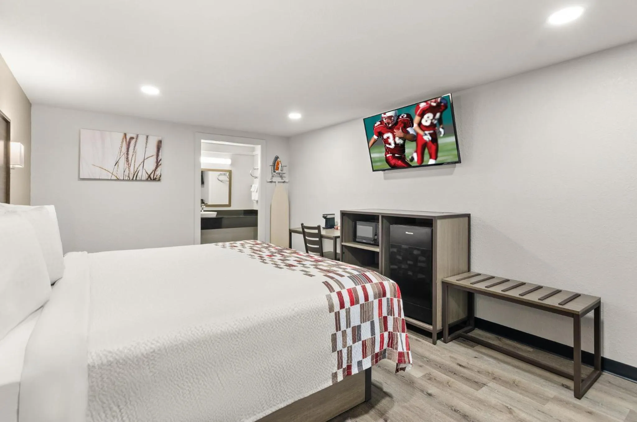 Bedroom, Bed in Red Roof Inn Wytheville