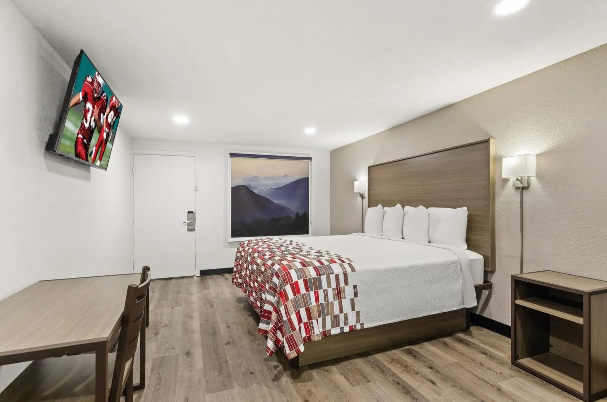 Photo of the whole room, Bed in Red Roof Inn Wytheville